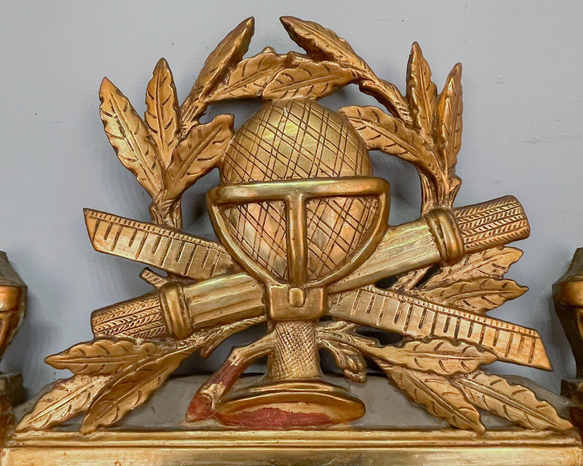 Français Miroir en bois doré Louis XVI du XVIIIe siècle en vente