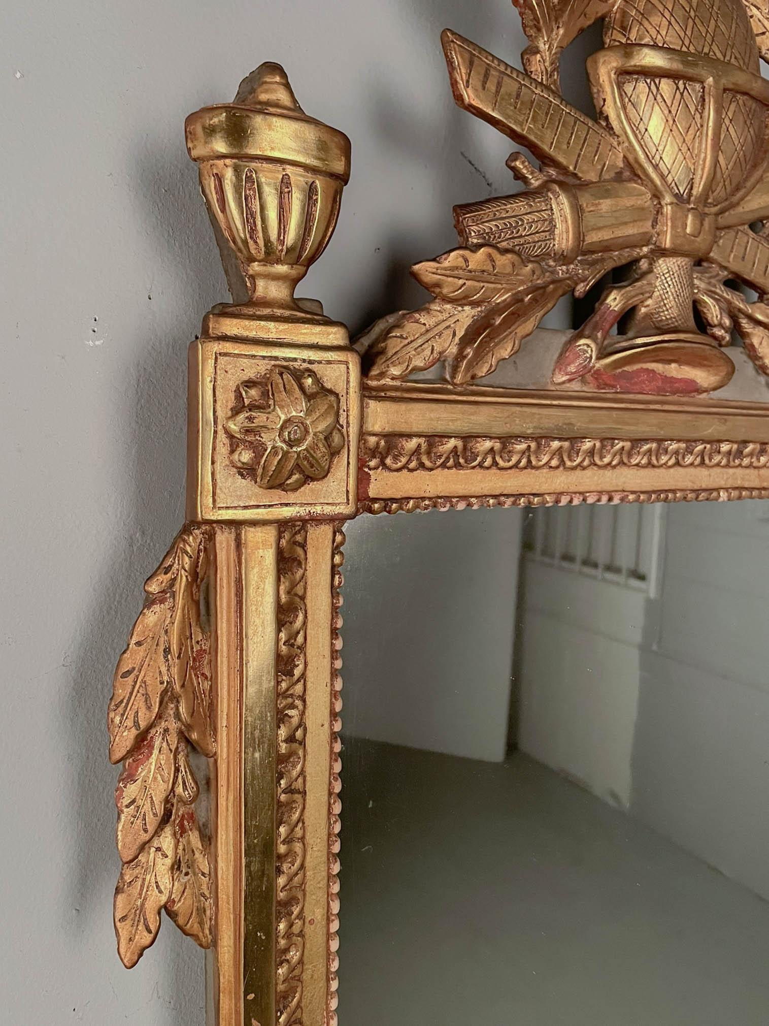 Bois doré Miroir en bois doré Louis XVI du XVIIIe siècle en vente