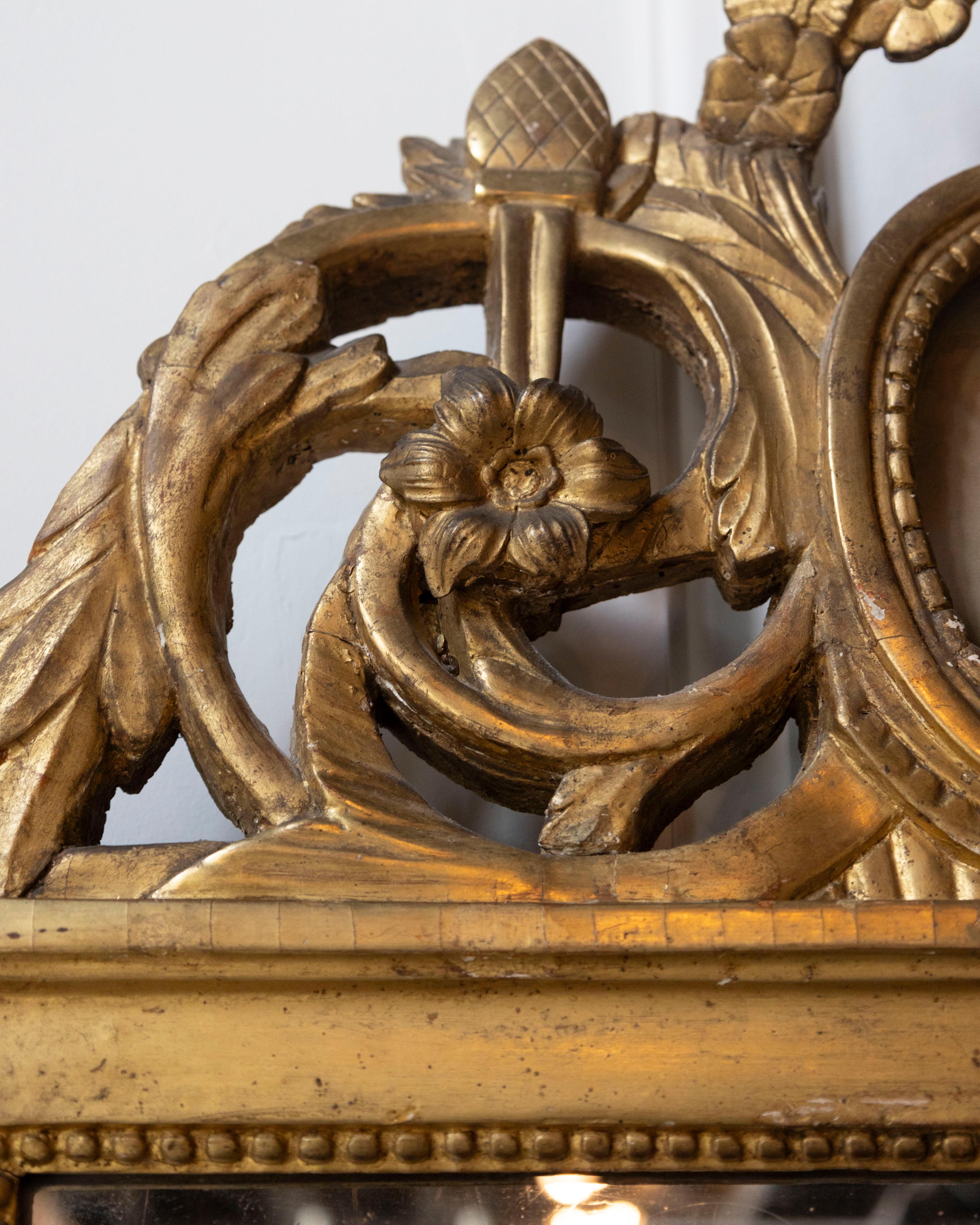 Specchio francese Luigi XVI del XVIII secolo in legno dorato con medaglione a cherubino in vendita 6
