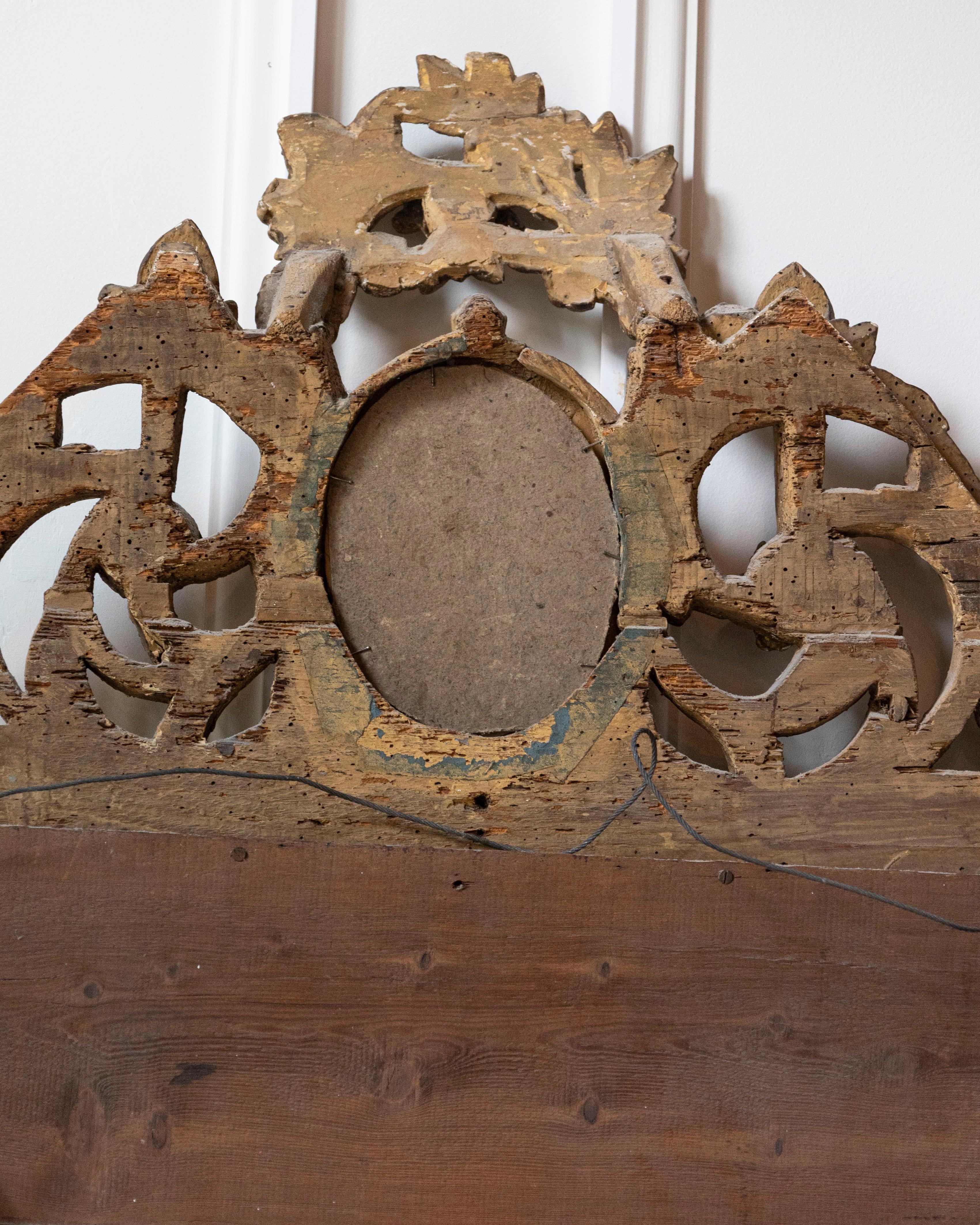 Specchio francese Luigi XVI del XVIII secolo in legno dorato con medaglione a cherubino in vendita 8