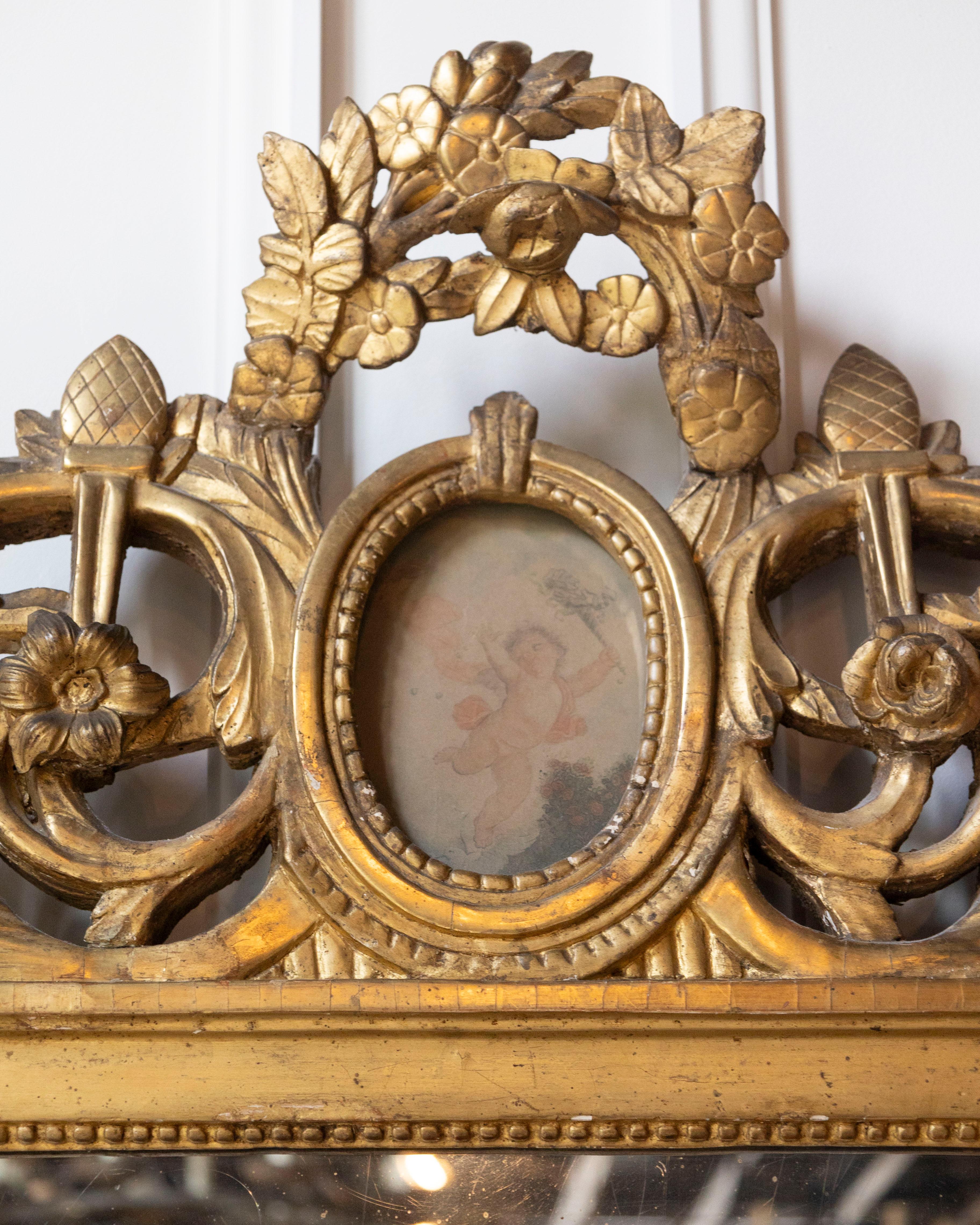 Francese Specchio francese Luigi XVI del XVIII secolo in legno dorato con medaglione a cherubino in vendita