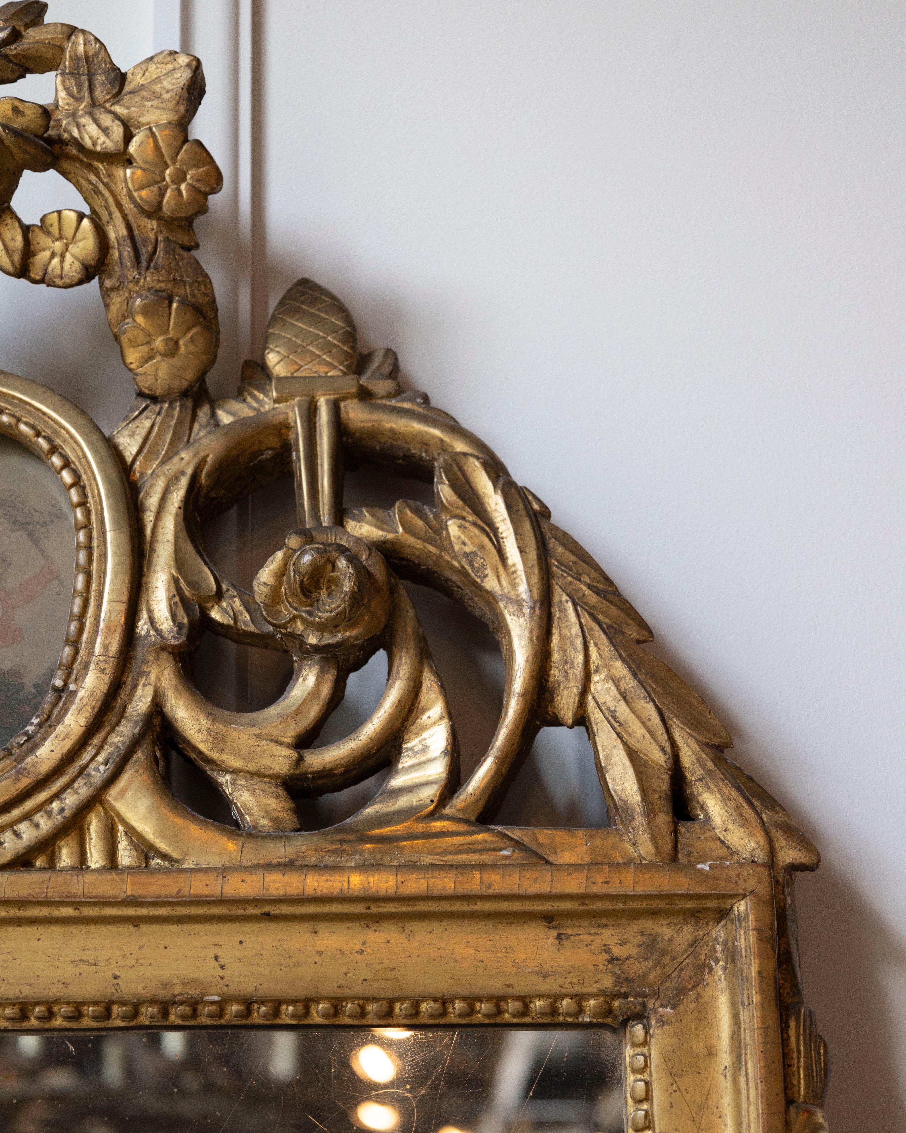 Fino al XVIII secolo Specchio francese Luigi XVI del XVIII secolo in legno dorato con medaglione a cherubino in vendita