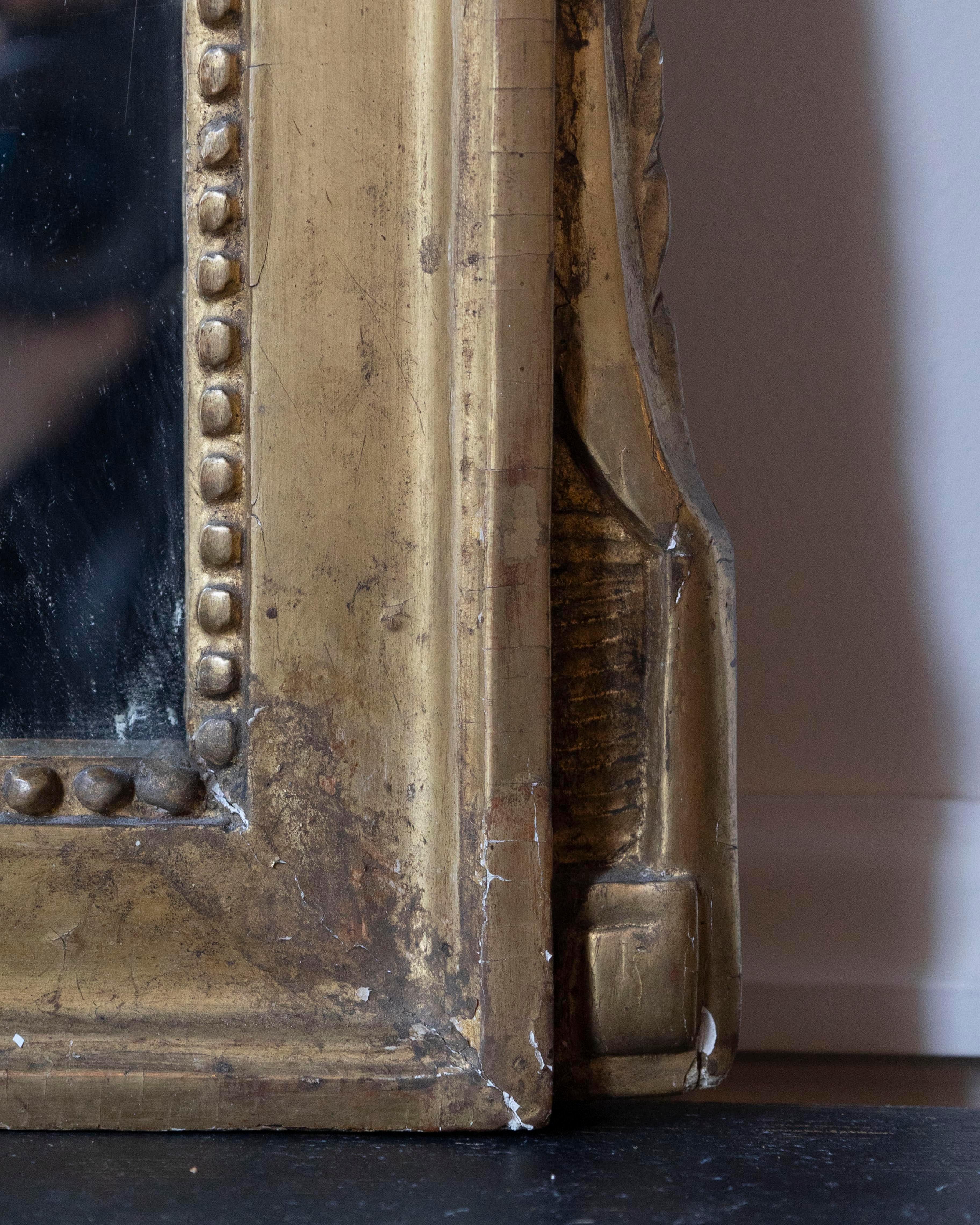 Specchio francese Luigi XVI del XVIII secolo in legno dorato con medaglione a cherubino in vendita 1