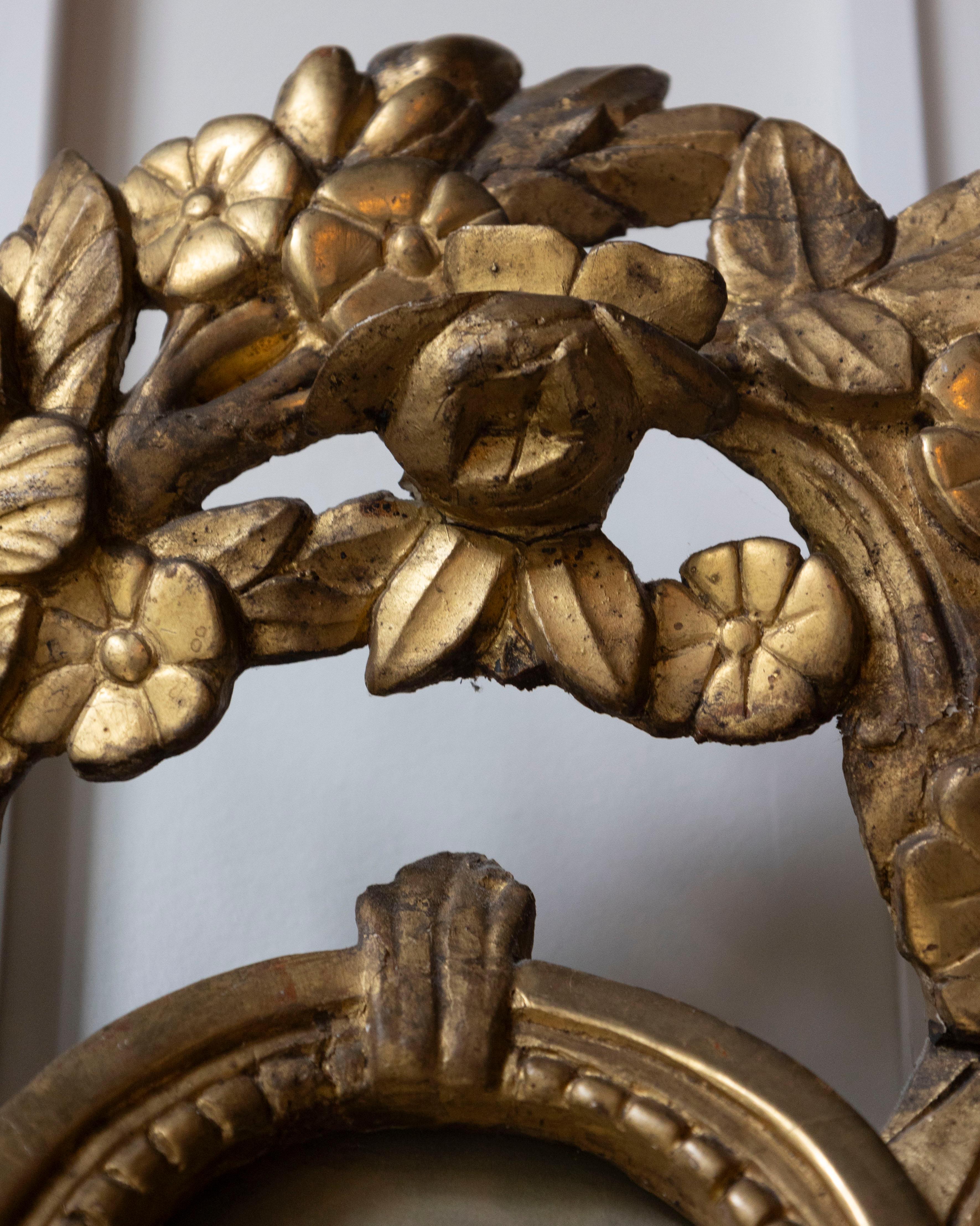 Specchio francese Luigi XVI del XVIII secolo in legno dorato con medaglione a cherubino in vendita 4