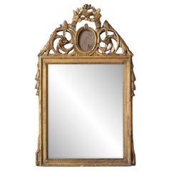 Specchio francese Luigi XVI del XVIII secolo in legno dorato con medaglione a cherubino