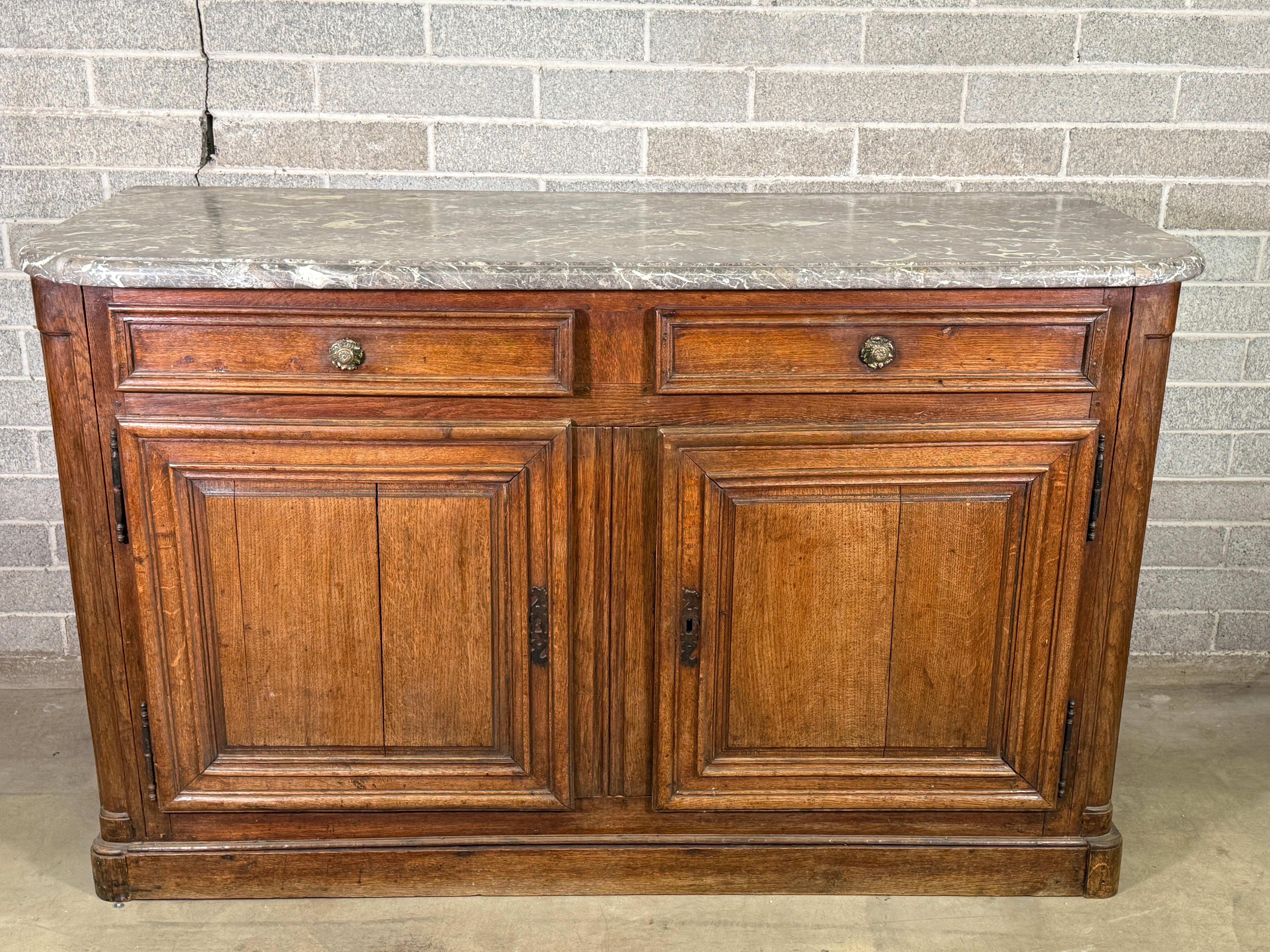 Gabinetto di caccia francese Luigi XVI del XVIII secolo 
In condizioni originali con una bellissima patina. 
Un pezzo unico acquistato in Francia. 
Usura appropriata all'età, vedi foto dettagliate o scrivici per qualsiasi domanda. 