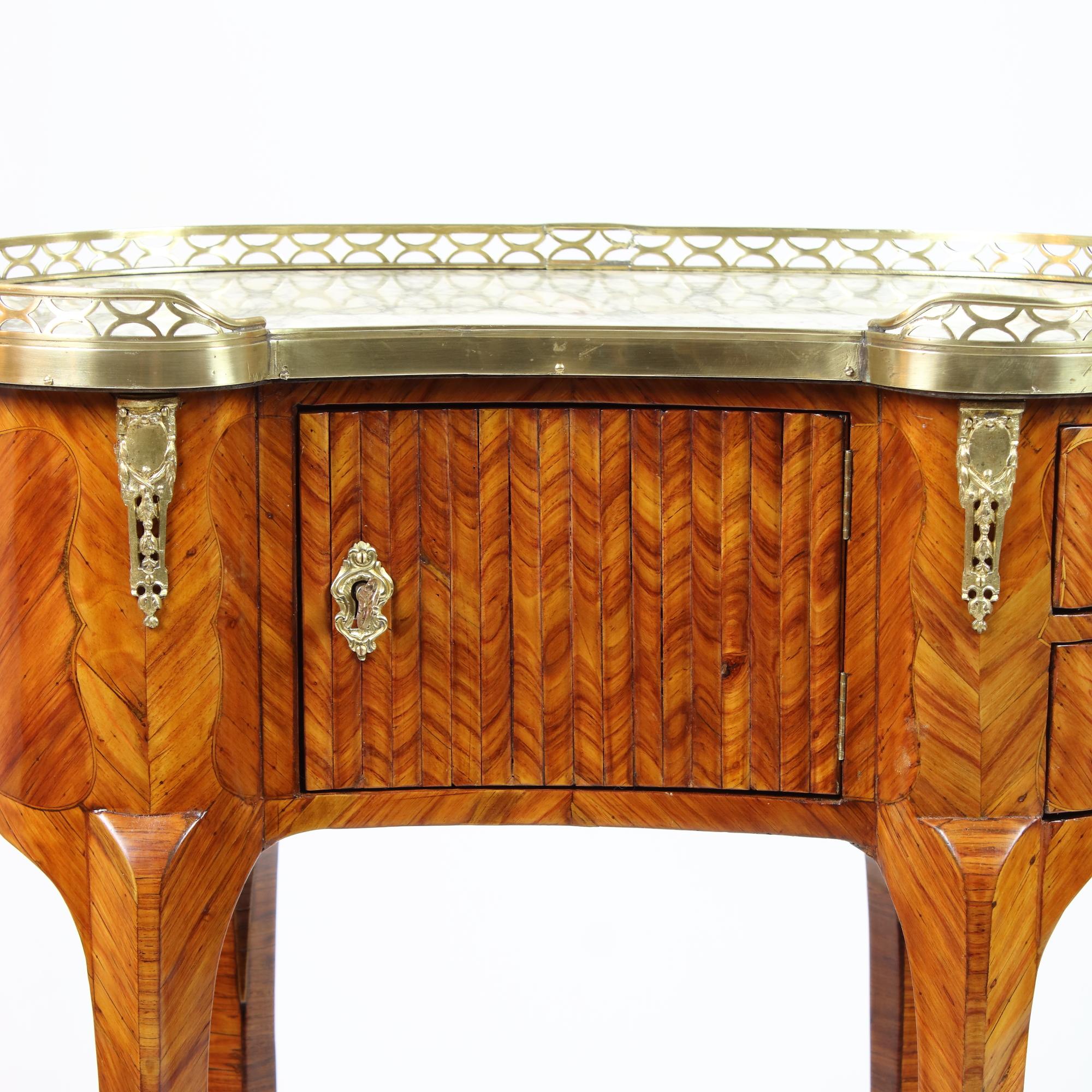 Table de salon française Louis XVI du 18ème siècle en forme de rein, à la manière de Topino 4