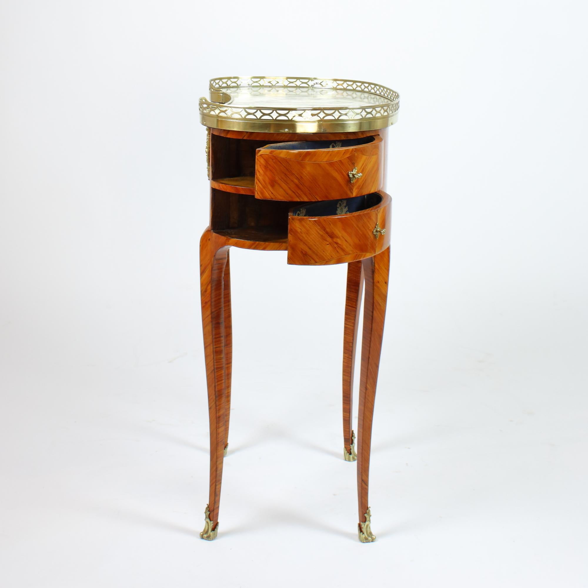 Table de salon française Louis XVI du 18ème siècle en forme de rein, à la manière de Topino 1