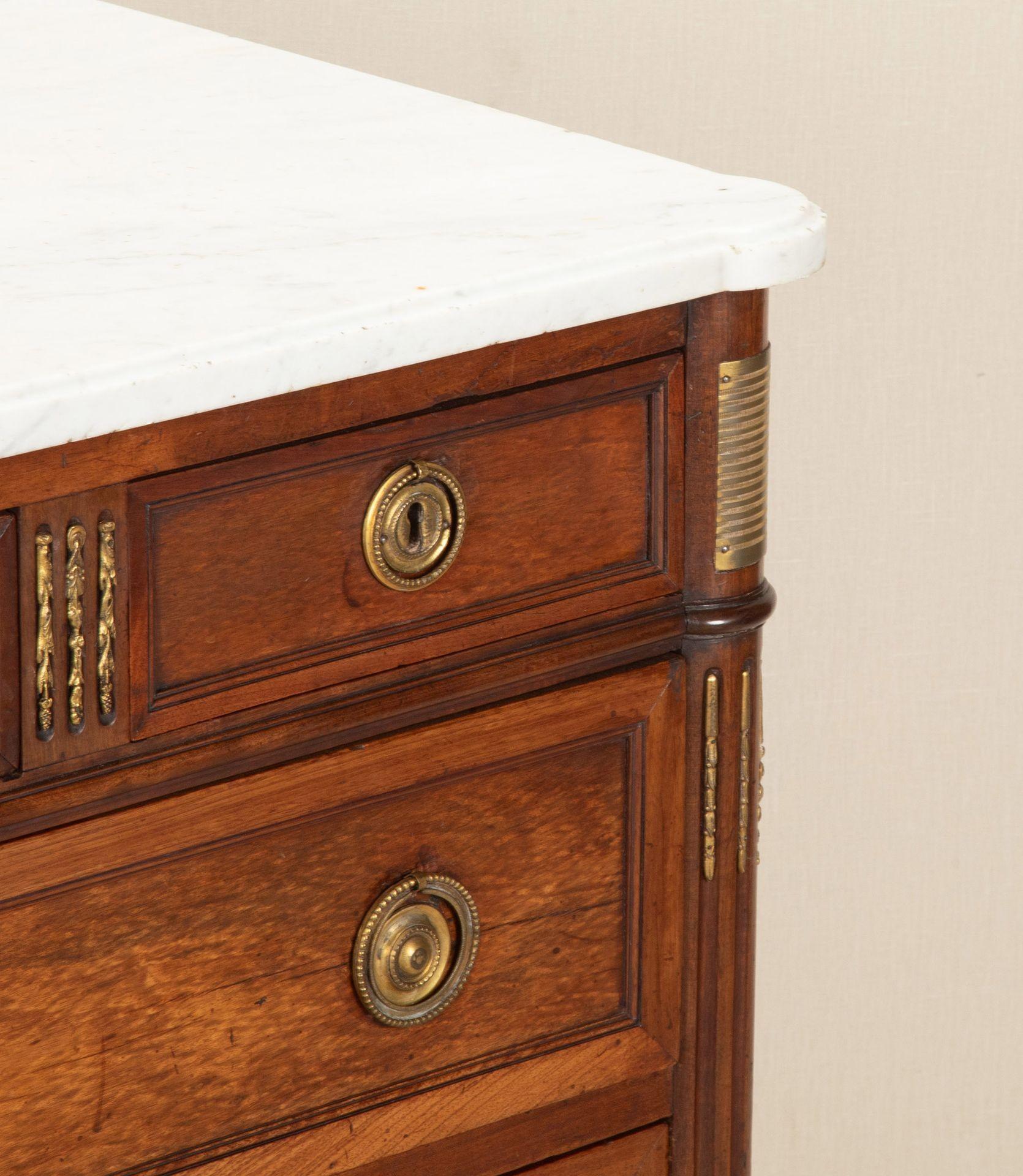 18th Century French Louis XVI Mahogany Commode en vente 5