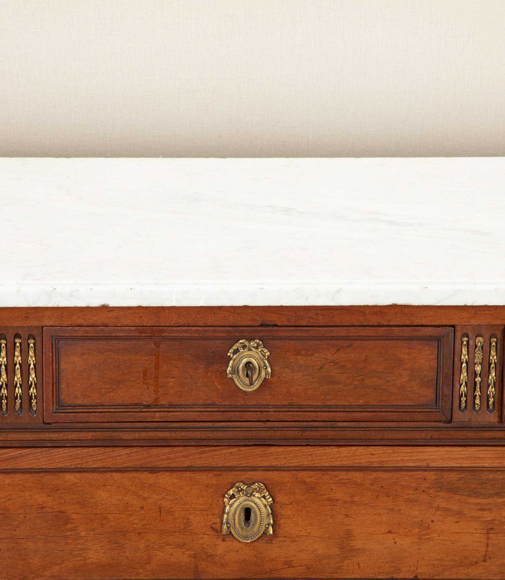 18th Century French Louis XVI Mahogany Commode en vente 7