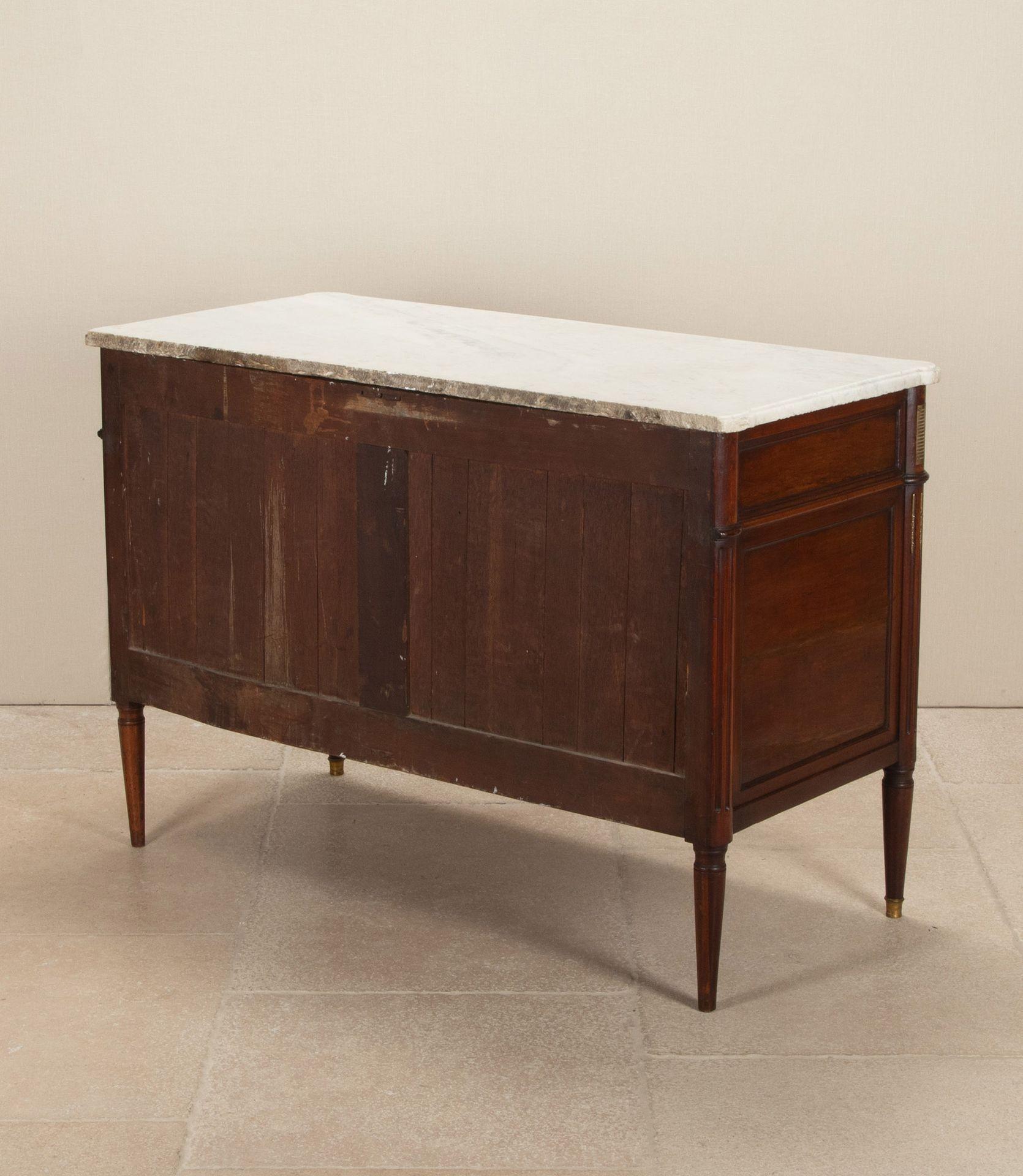 18th Century French Louis XVI Mahogany Commode Bon état - En vente à Gloucestershire, GB