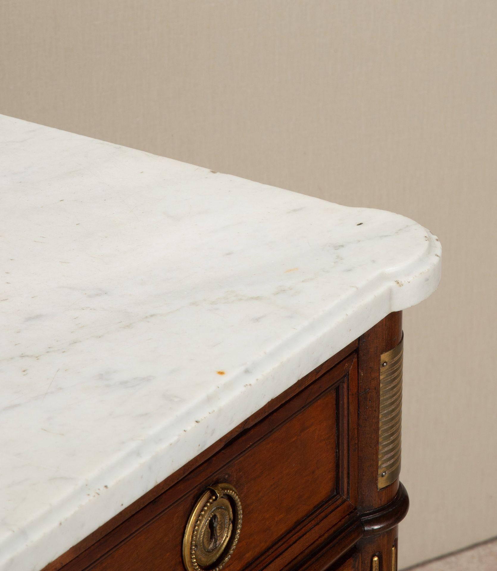 18th Century French Louis XVI Mahogany Commode en vente 1