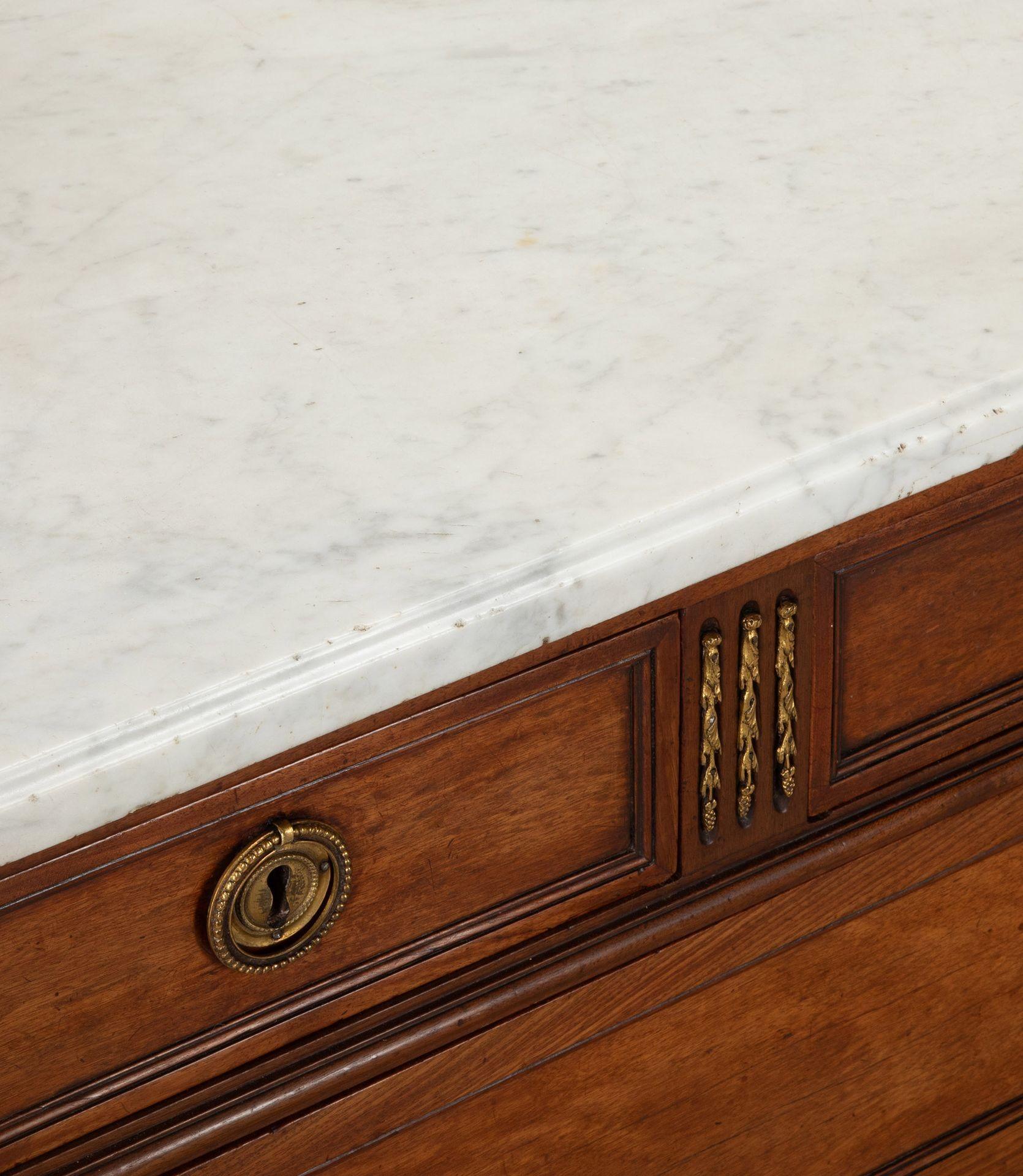 18th Century French Louis XVI Mahogany Commode en vente 2