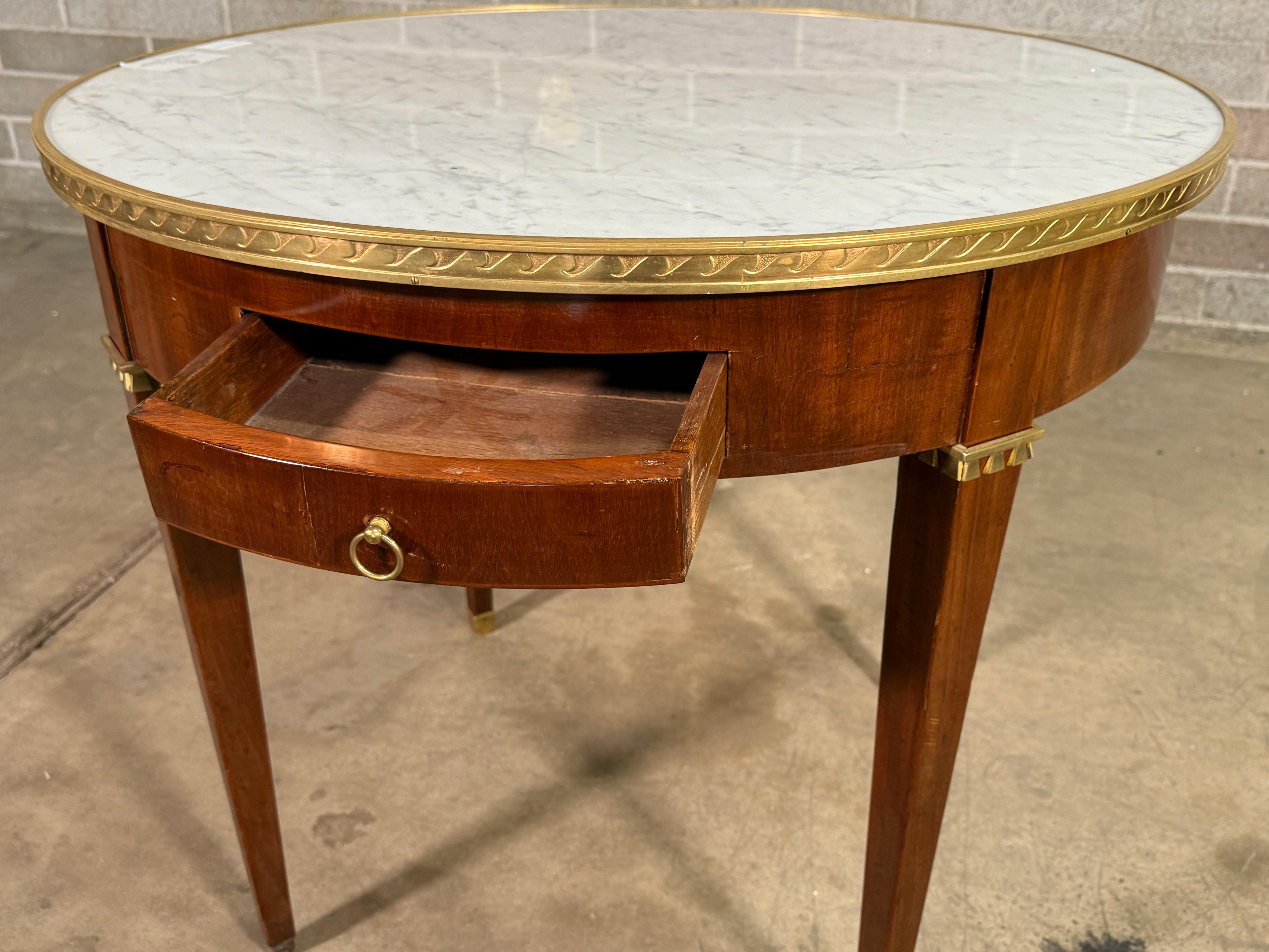 Mesa francesa de caoba Luis XVI del siglo XVIII - Mármol Carrera y monturas de ormolu Francés en venta