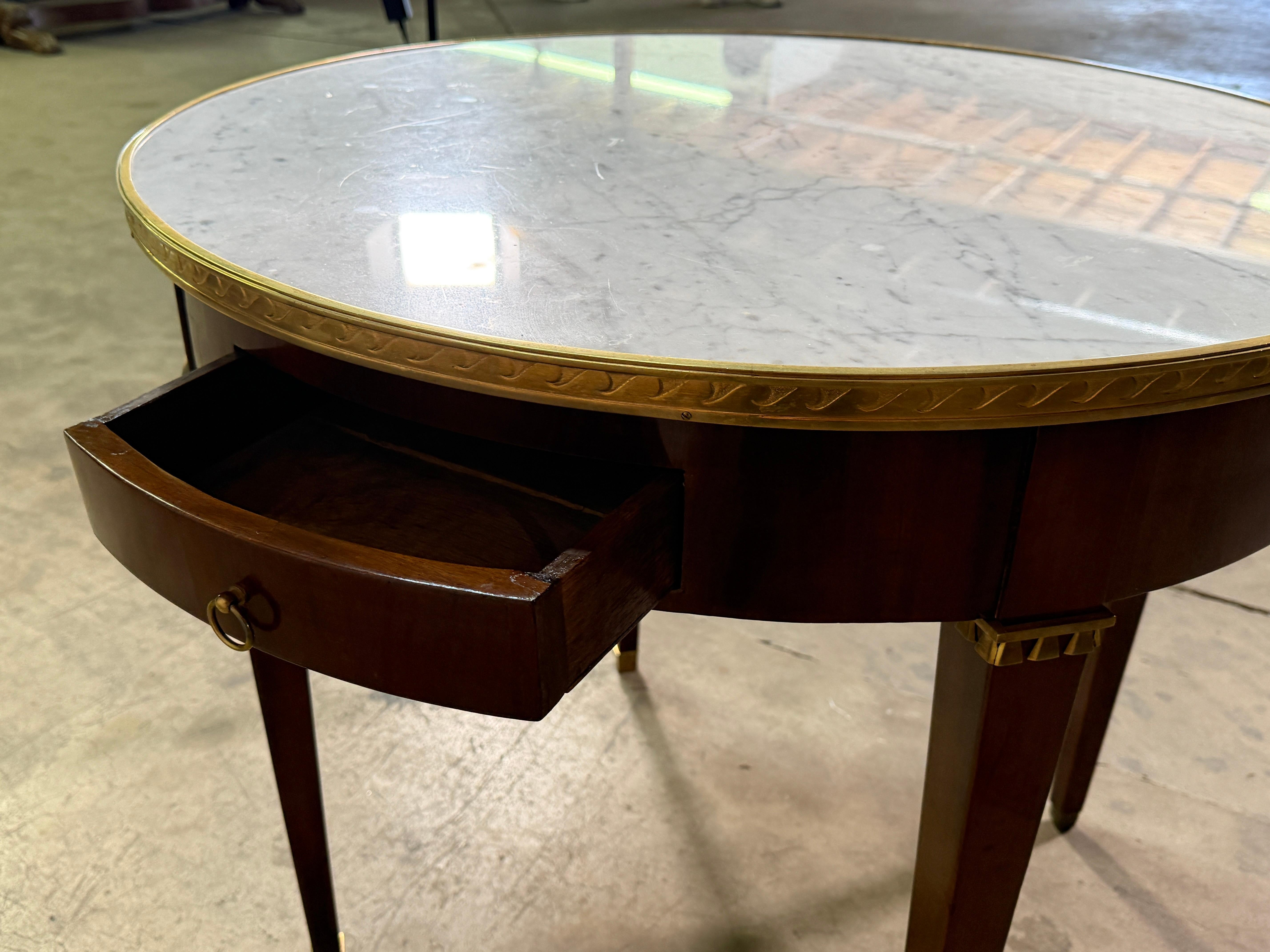 Mesa francesa de caoba Luis XVI del siglo XVIII - Mármol Carrera y monturas de ormolu en Bueno estado para la venta en Scottsdale, AZ