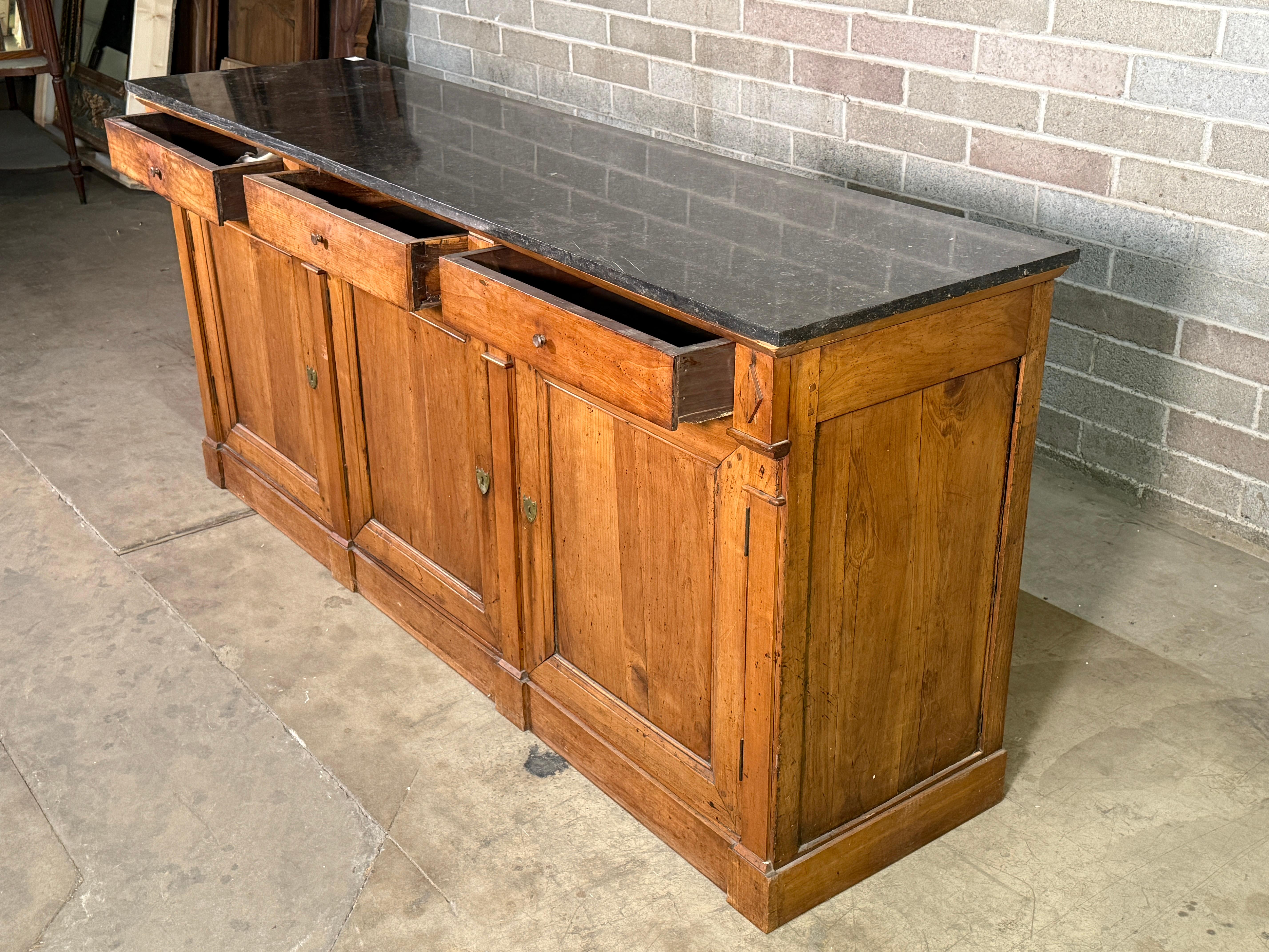 Mesa Francesa de Caoba Luis XVI del Siglo XVIII - Tapa de Mármol Carrera Monturas de Ormolu Directorio en venta