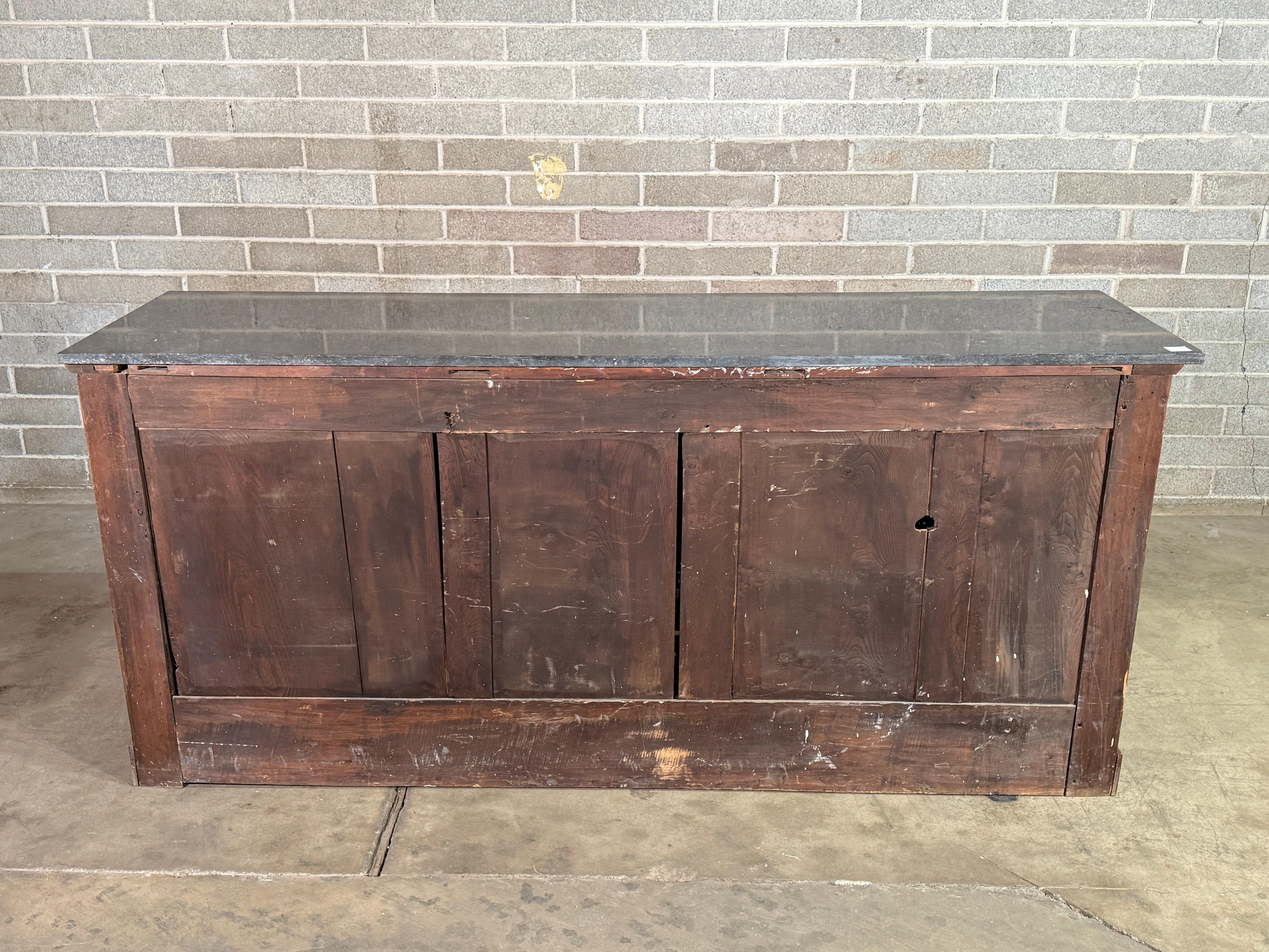 Mesa Francesa de Caoba Luis XVI del Siglo XVIII - Tapa de Mármol Carrera Monturas de Ormolu Francés en venta