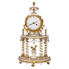 Reloj de pórtico francés Luis XVI del siglo XVIII en mármol y bronce dorado C. Bertrand