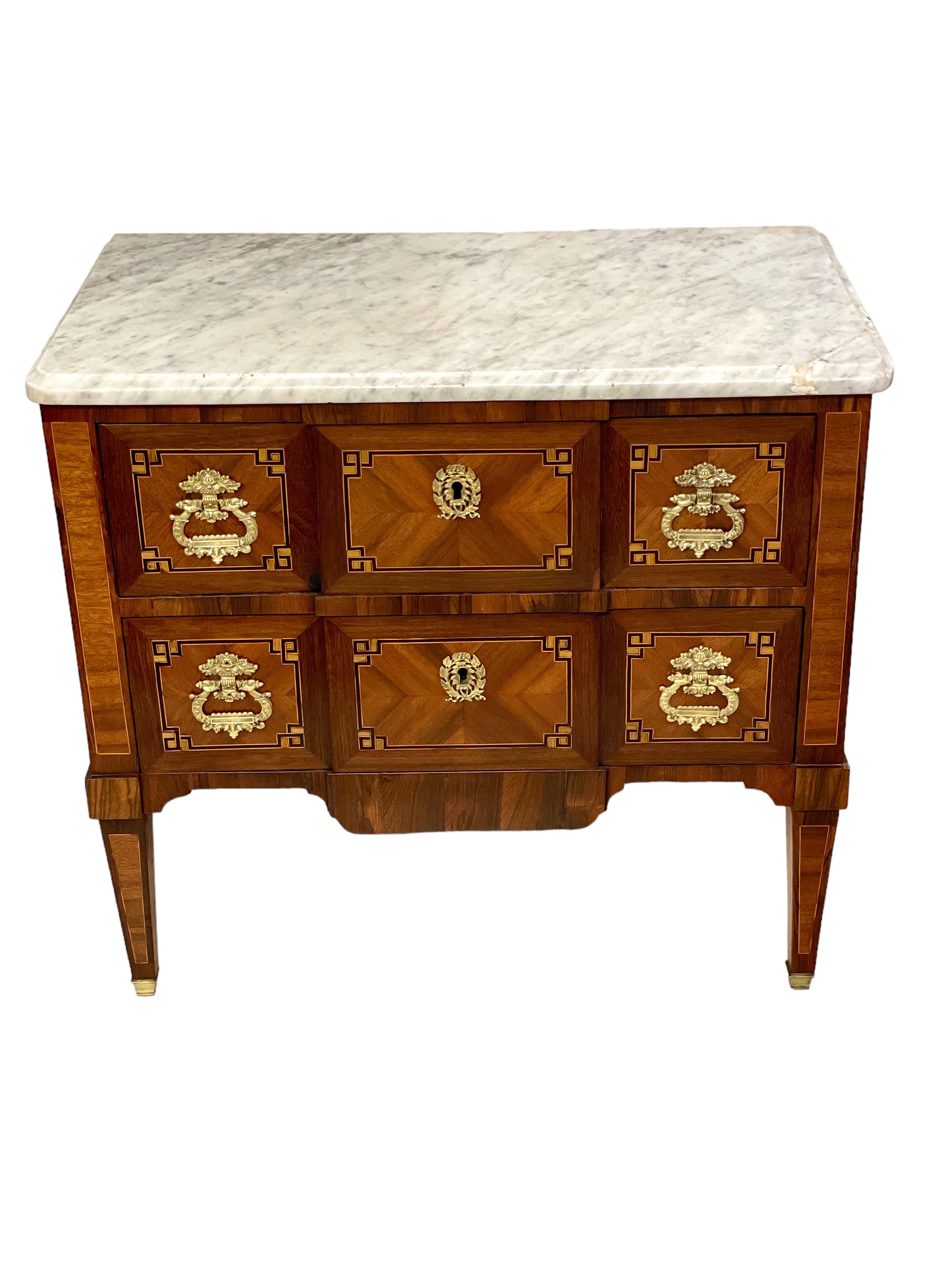 18th Century French Louis XVI Marquetry Commode In Good Condition For Sale In LA CIOTAT, FR