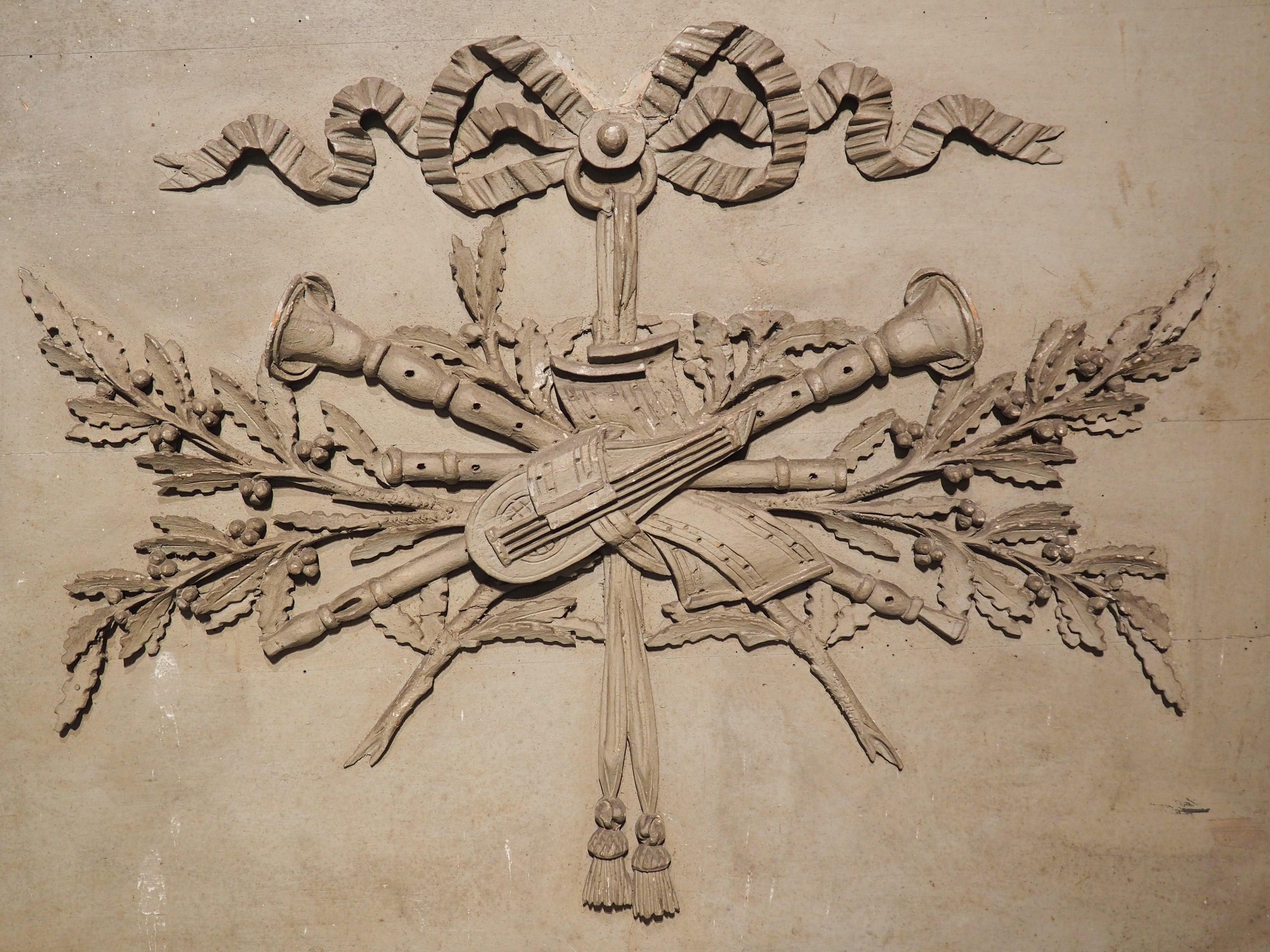 Französische Louis-XVI-Musik-Trophäen-Boiserie-Tafel aus geschnitztem Eichenholzrahmen aus dem 18. Jahrhundert im Angebot 3