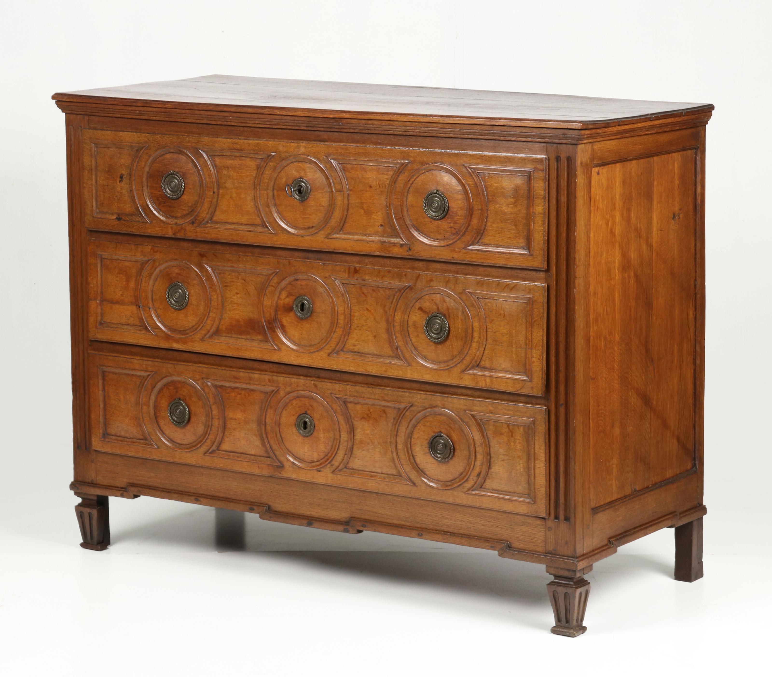 Beautiful antique chest of drawers from the Louis Seize Period. This commode comes from France and dates from circa 1780-1790. It is an original piece of furniture from the time and therefore has a beautiful antique appearance. The oak has a