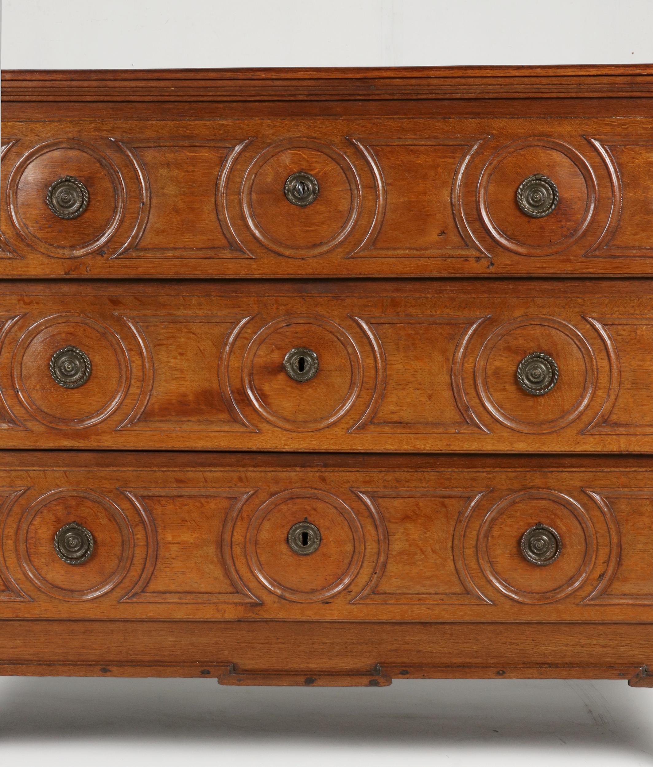 Francese Cassettiera in rovere Luigi XVI del XVIII secolo in vendita