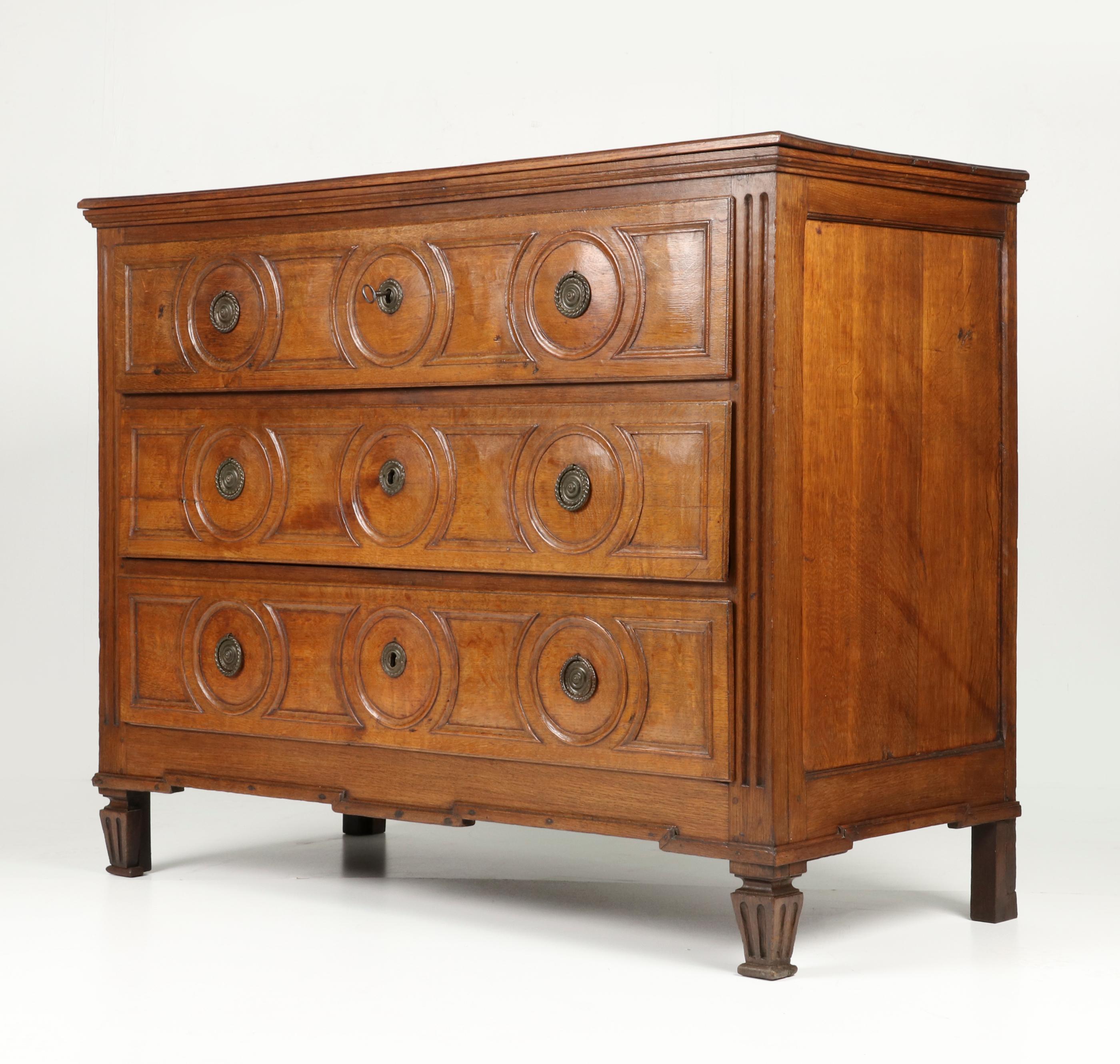 18th Century French Louis XVI Oak Commode Chest of Drawers In Good Condition For Sale In Casteren, Noord-Brabant