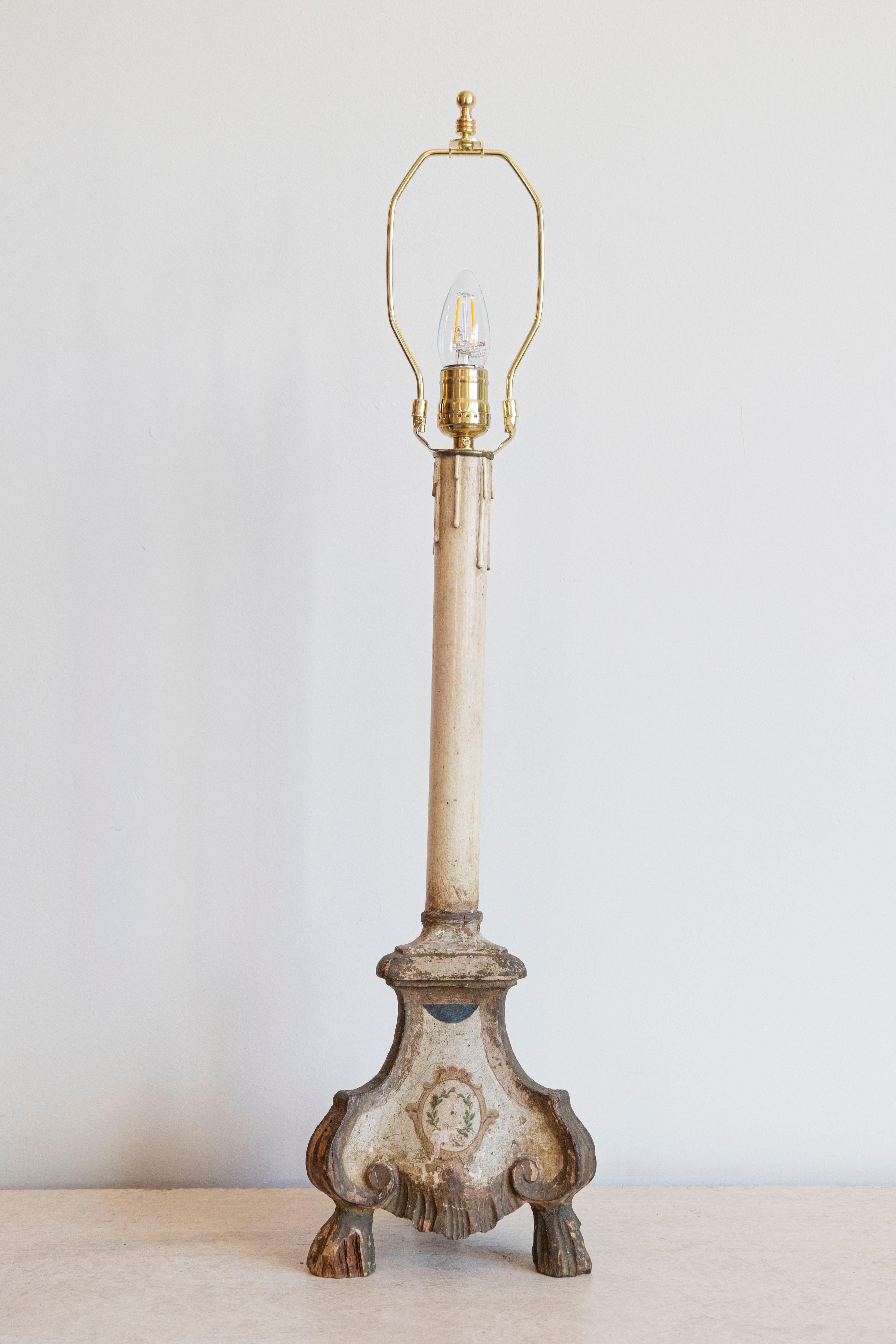 Lampe chandelier d'autel en bois doré et peint de style Louis XVI du XVIIIe siècle en vente 5