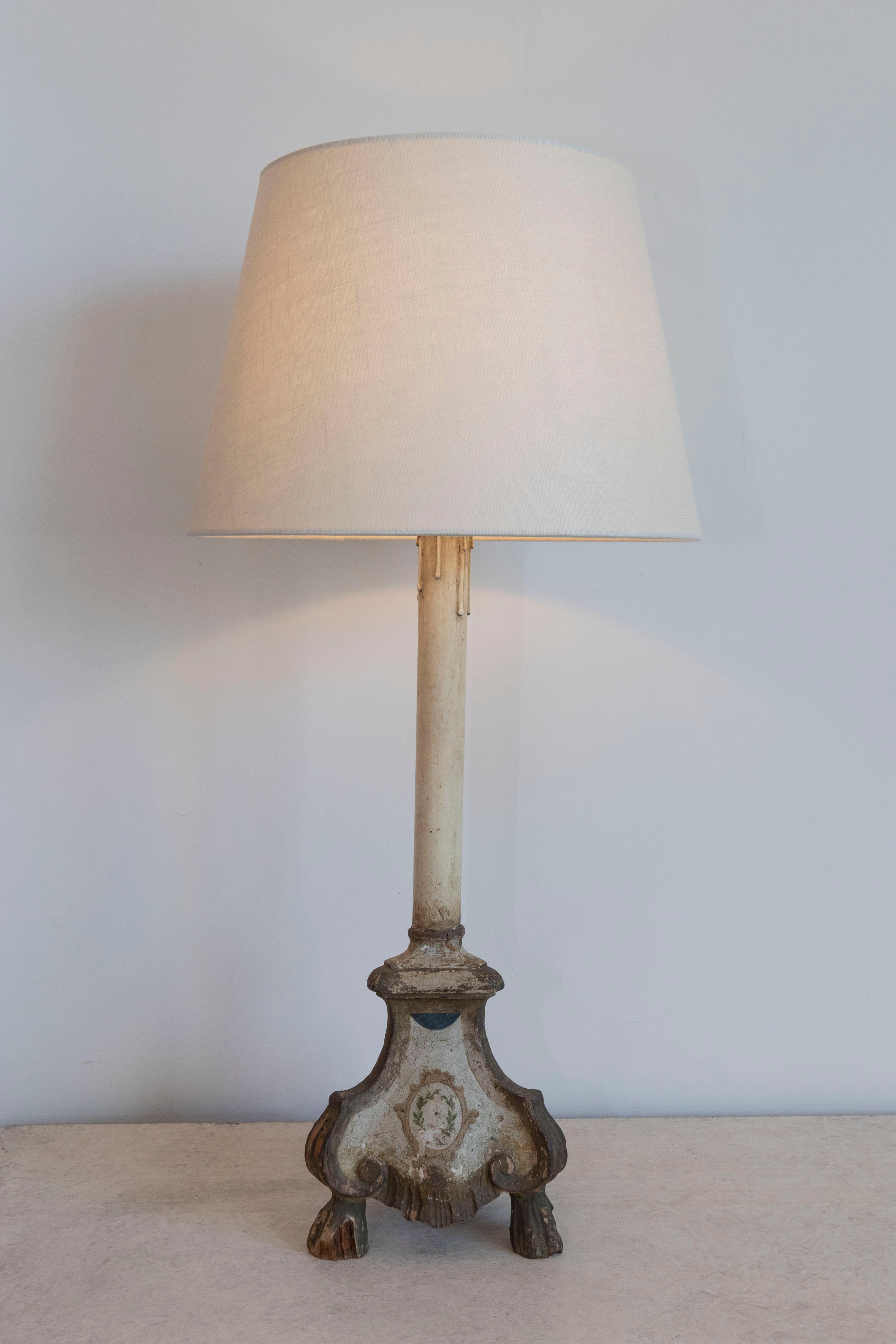 Français Lampe chandelier d'autel en bois doré et peint de style Louis XVI du XVIIIe siècle en vente
