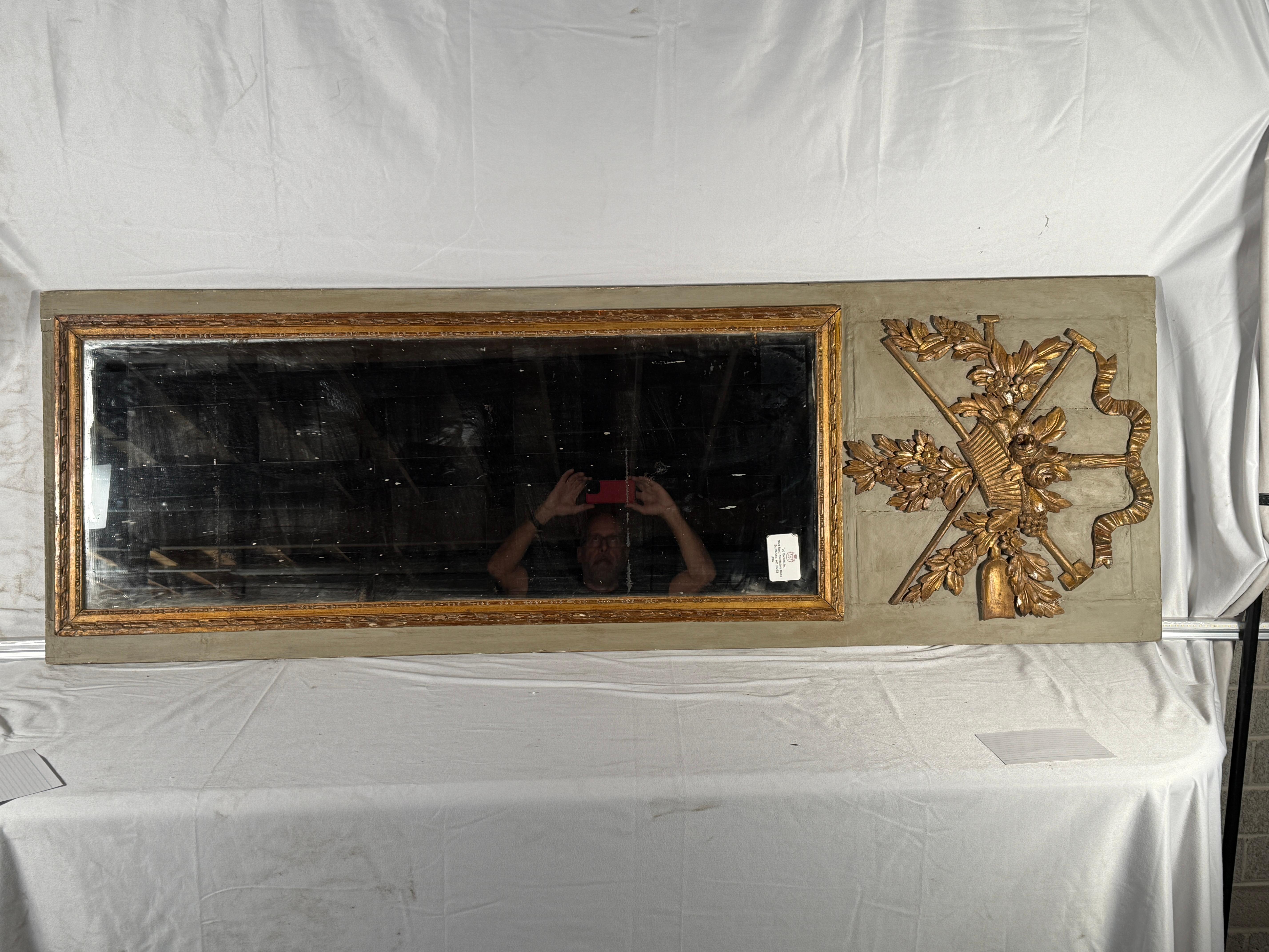 Miroir Trumeau du XVIIIe siècle peint en Louis XVI. Le thème du jardinage est très bien exécuté. Belle pièce achetée en France. Usure appropriée à l'âge, voir les photos détaillées ou nous envoyer un message avec des questions. 