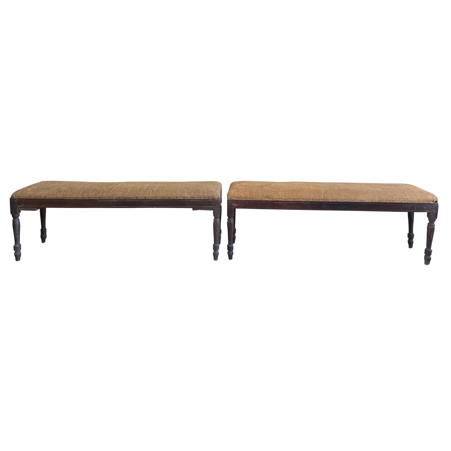 Paire de bancs anciens de style Louis XVI en noyer, en bon état. Peut être utilisé comme banc en bout de lit. Les pieds sont effilés et cannelés. Ces remarquables bancs français anciens ont été laissés en l'état, car nous les avons acquis avec la
