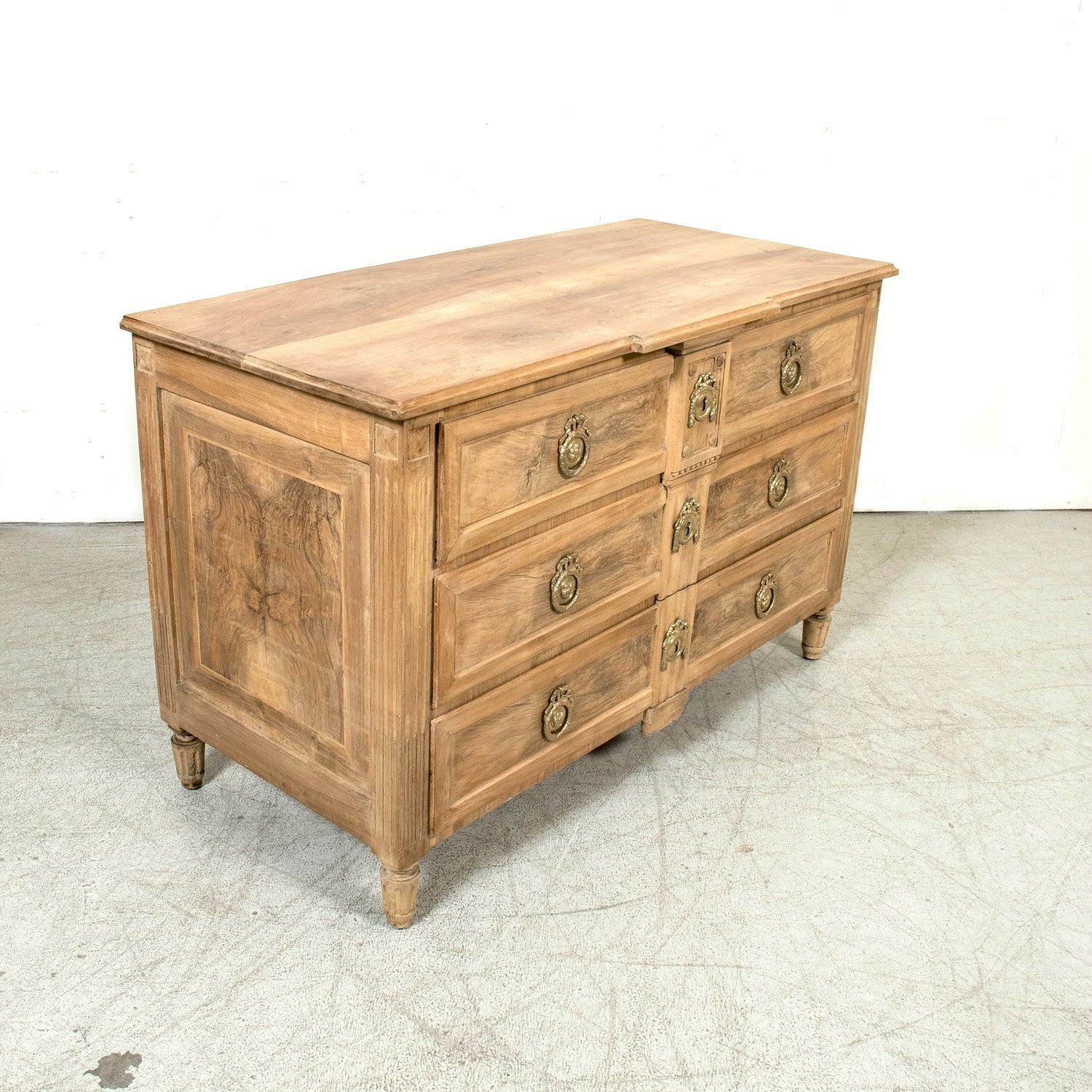 A fine late 18th century Louis XVI period Provençal commode, expertly handcrafted from walnut and burled walnut by skilled artisans in Arles, a historic city on the Rhône River in southern France, circa 1770s. Known for its rich artistic heritage