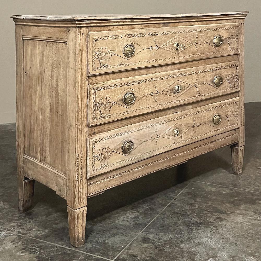 Commode francese del 18° secolo, periodo Luigi XVI ~ La cassettiera era considerata un arredo essenziale per ogni casa rispettabile e spesso veniva regalata a una coppia di sposi che stava creando la propria nuova casa. Questo esemplare era proprio
