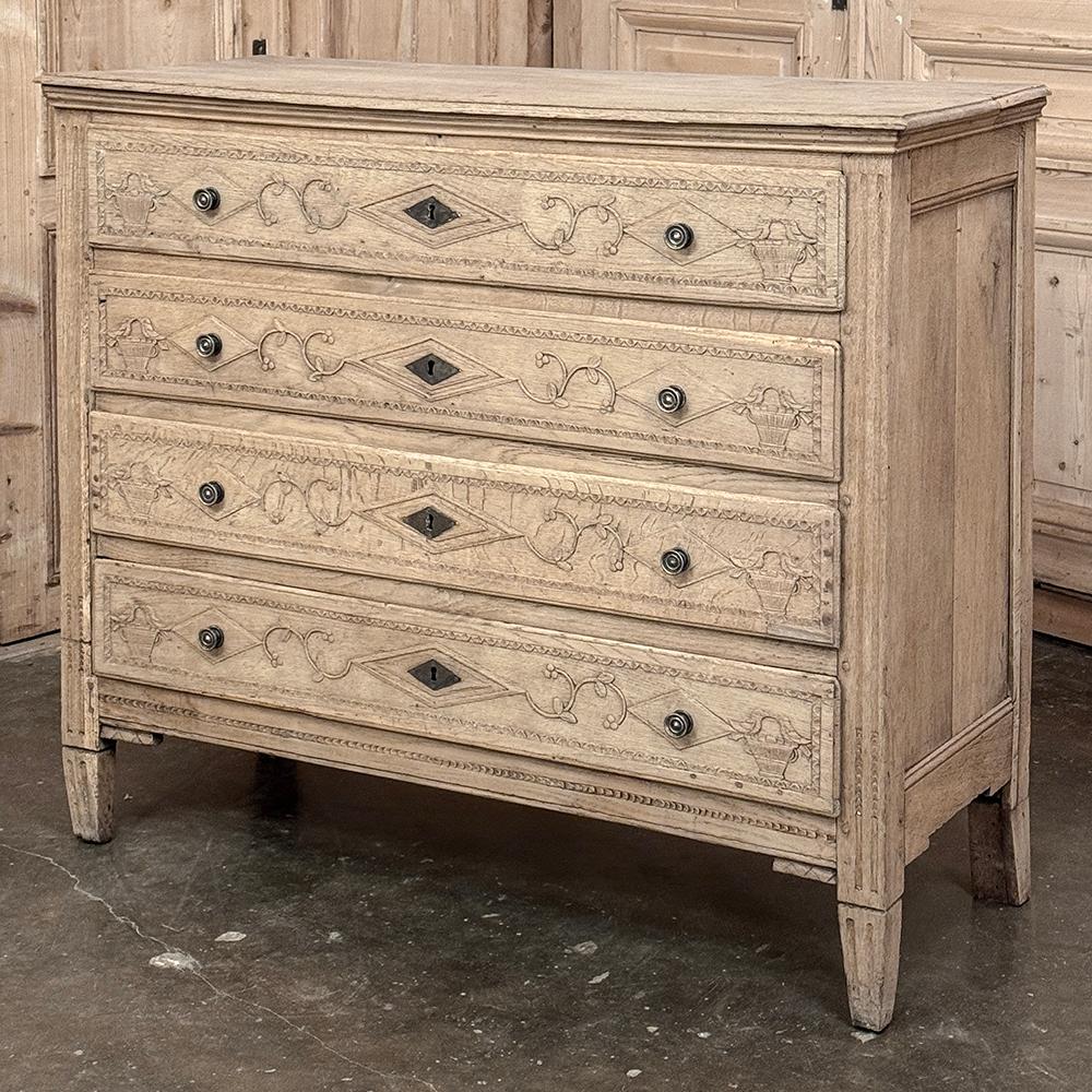 La Commode francese del 18° secolo del periodo Luigi XVI in quercia spogliata è stata amorevolmente realizzata a mano durante gli anni della fine del periodo Luigi XVI, creata con quercia indigena densa e di vecchia crescita per durare nei secoli! 