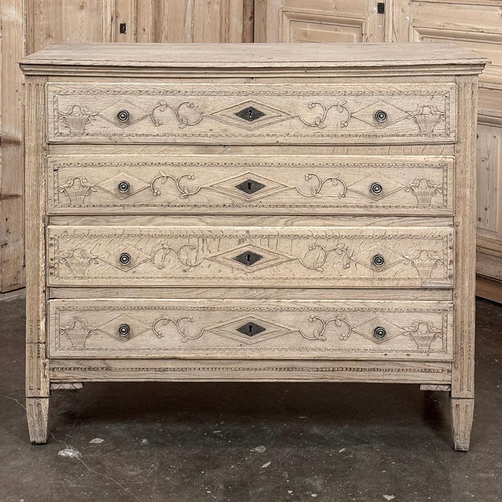 Intagliato a mano Commode francese del XVIII secolo di epoca Luigi XVI in Oak scortecciato in vendita