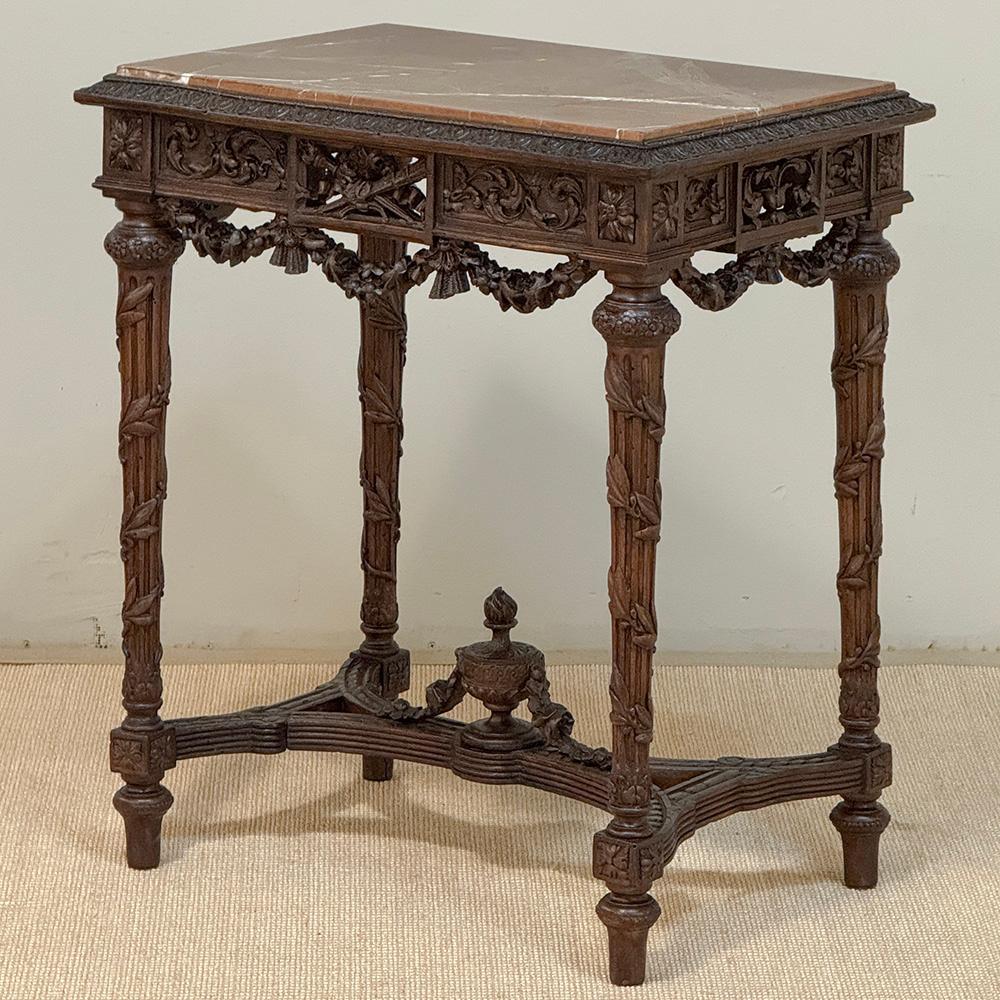 La table d'appoint en marbre d'époque Louis XVI du XVIIIe siècle est un véritable témoignage de l'artisanat du meuble traditionnel !  Utilisant un chêne ancien de choix, les sculpteurs ont créé un tablier entièrement sculpté, y compris des sections