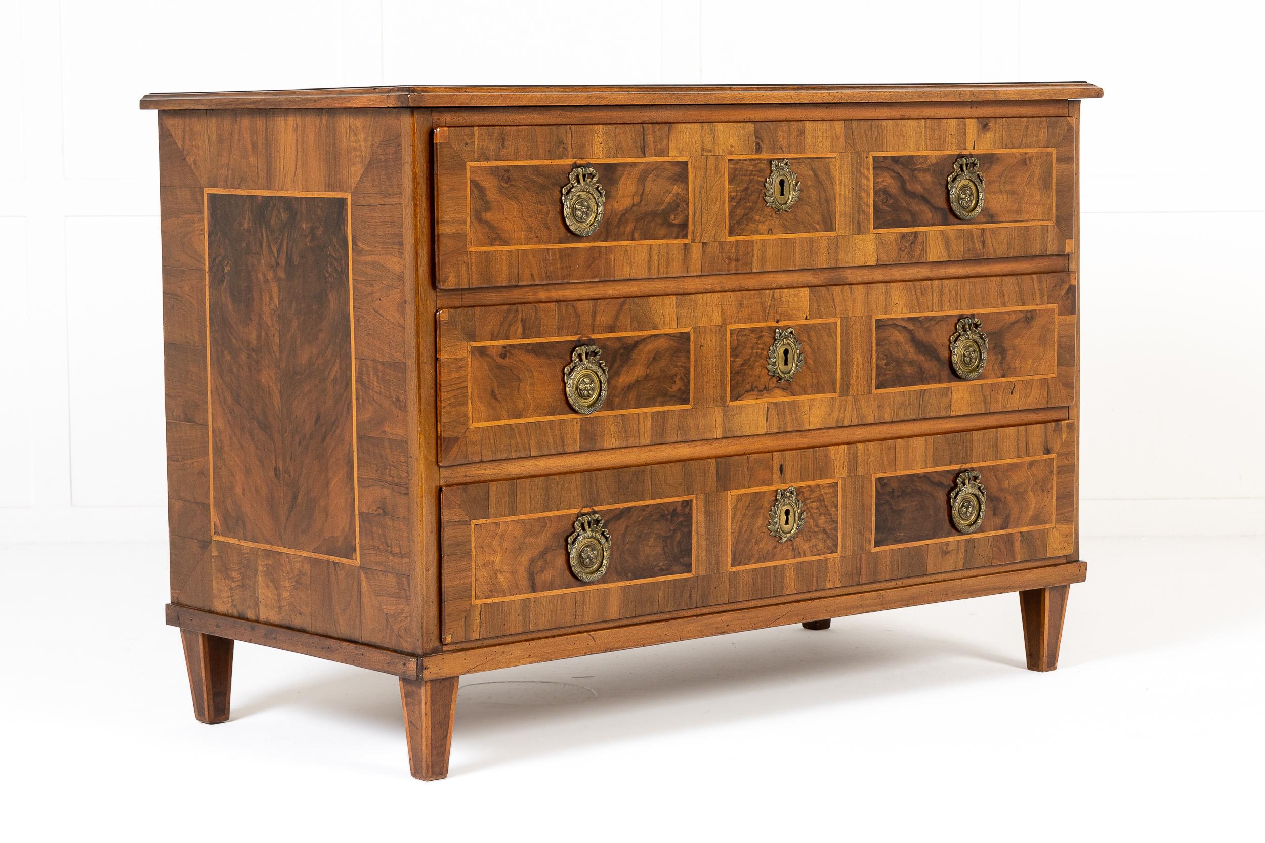 Noce Commode francese del XVIII secolo in legno di noce del periodo Luigi XVI in vendita