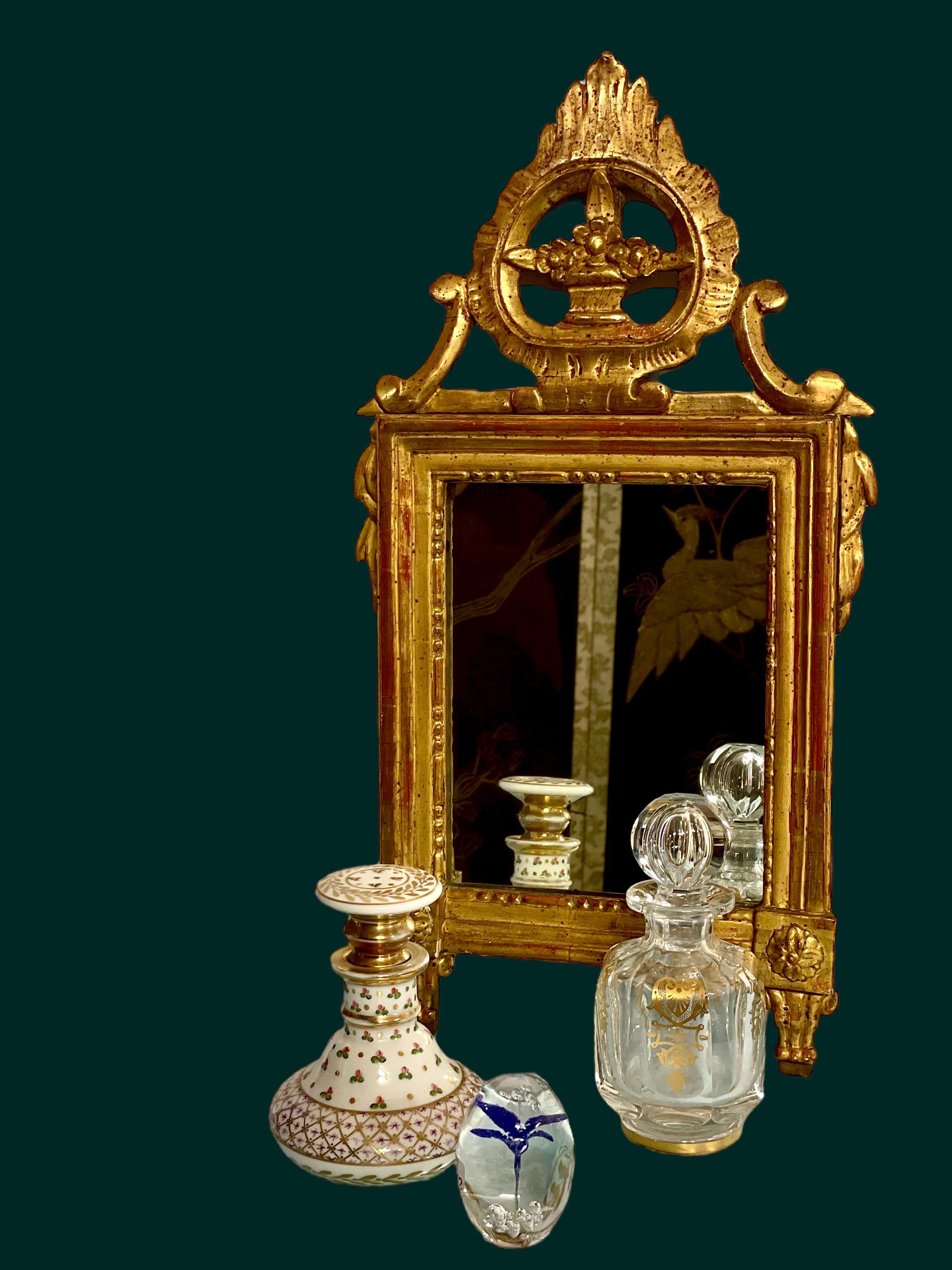 XVIIIe siècle et antérieur Miroir en bois doré d'époque Louis XVI du XVIIIe siècle en vente