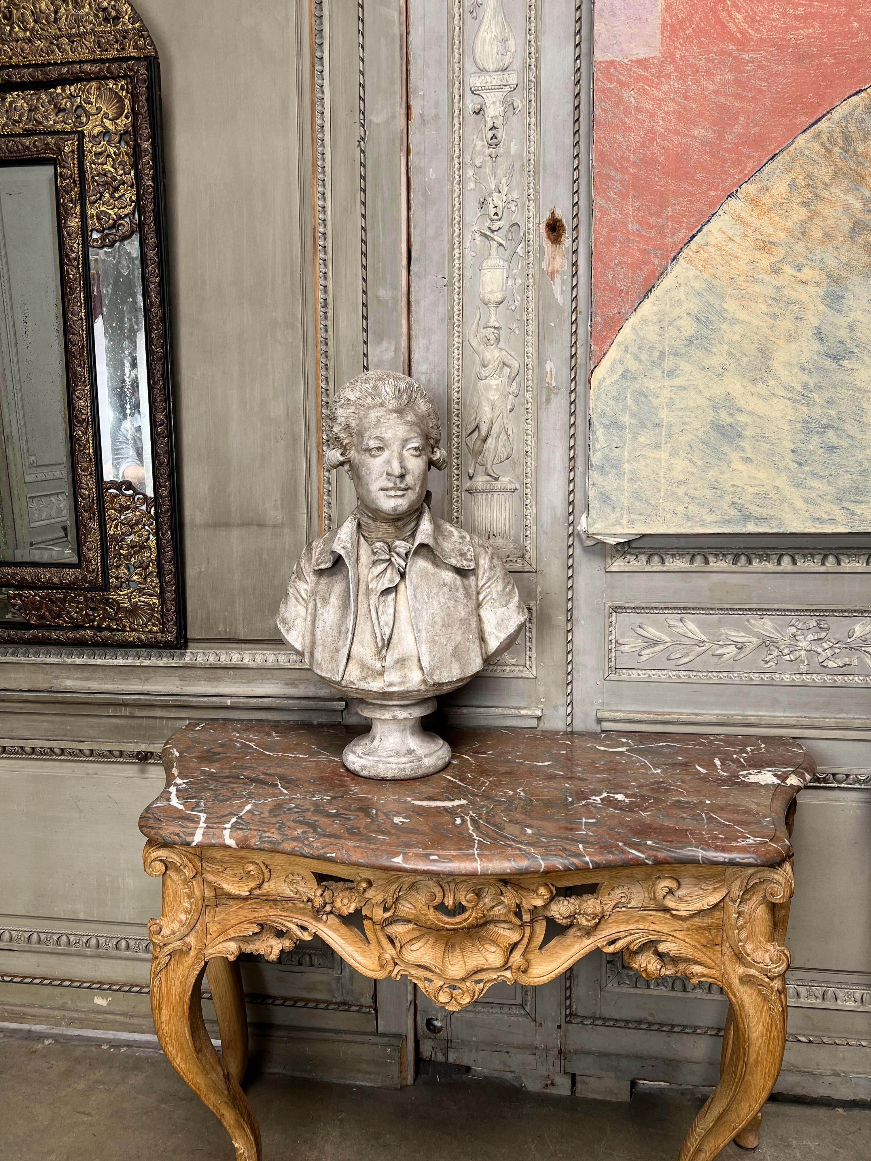 Buste en plâtre du 18e siècle d'un jeune aristocrate au regard charmant et à la magnifique patine ancienne.