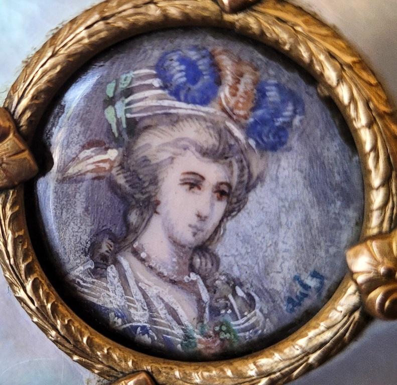 Boîte à bagues Louis XVI du 18ème siècle avec portrait miniature d'une femme en vente 2