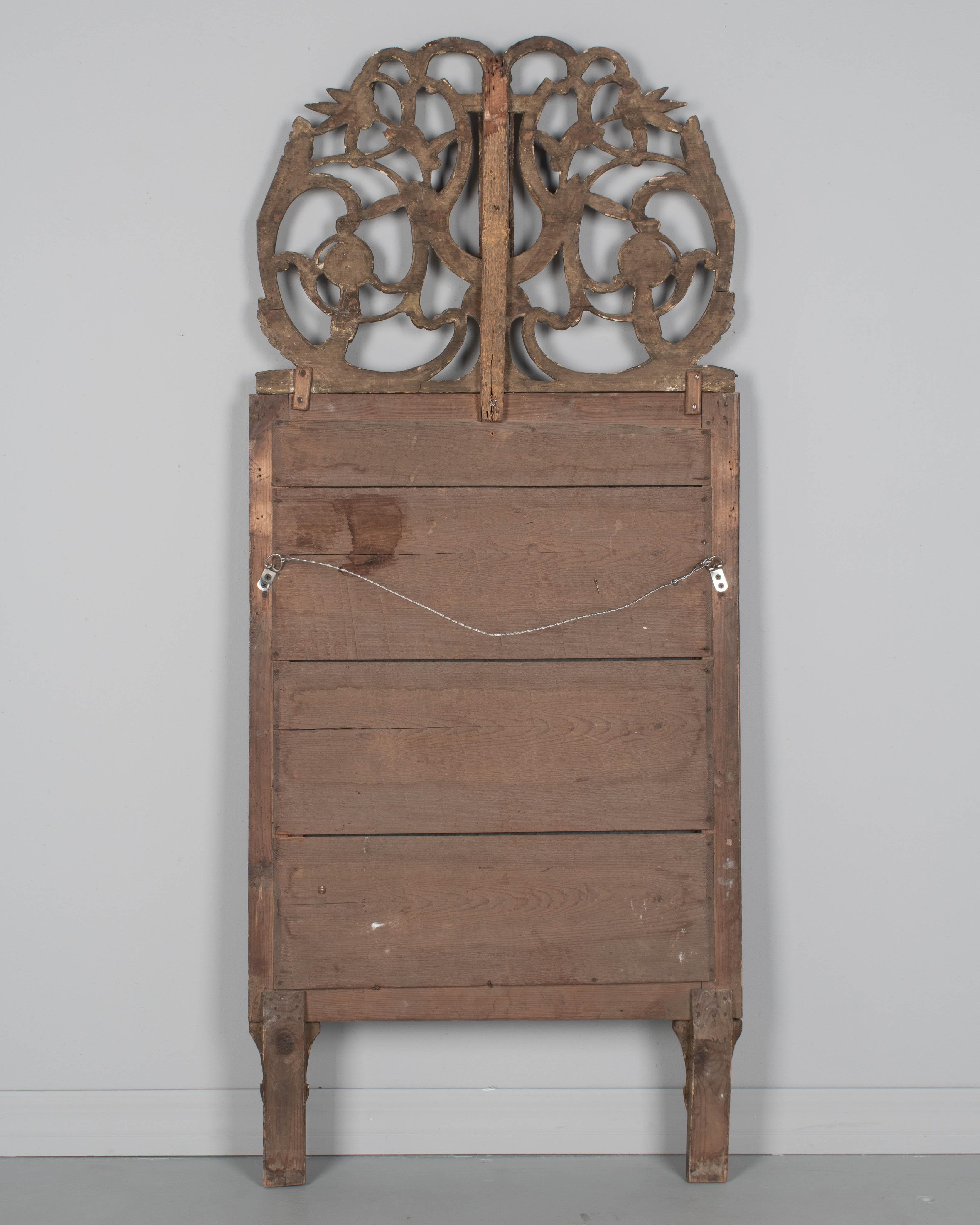 Espejo francés de madera dorada estilo Luis XVI del siglo XVIII en venta 5