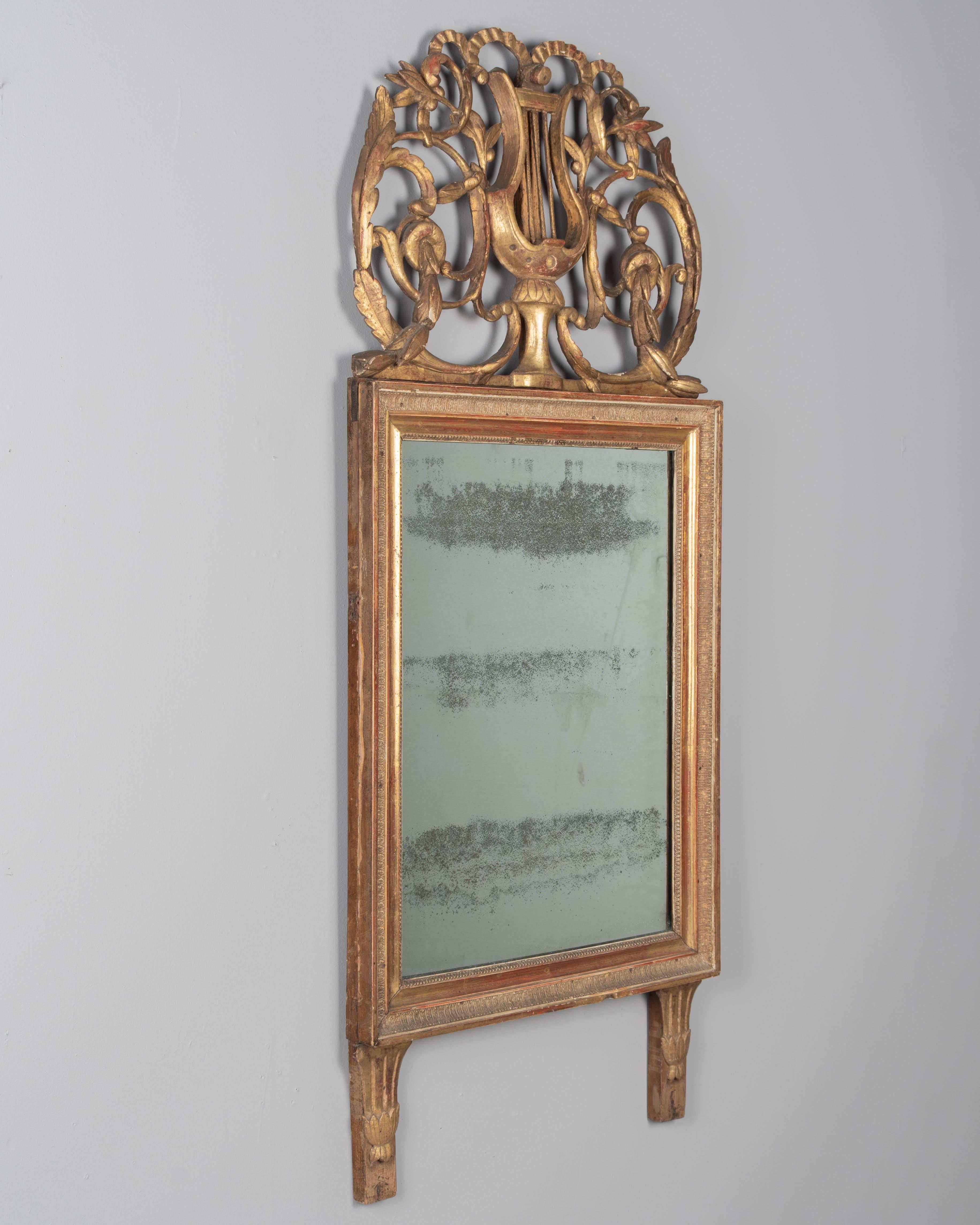 Espejo francés de madera dorada estilo Luis XVI del siglo XVIII Francés en venta