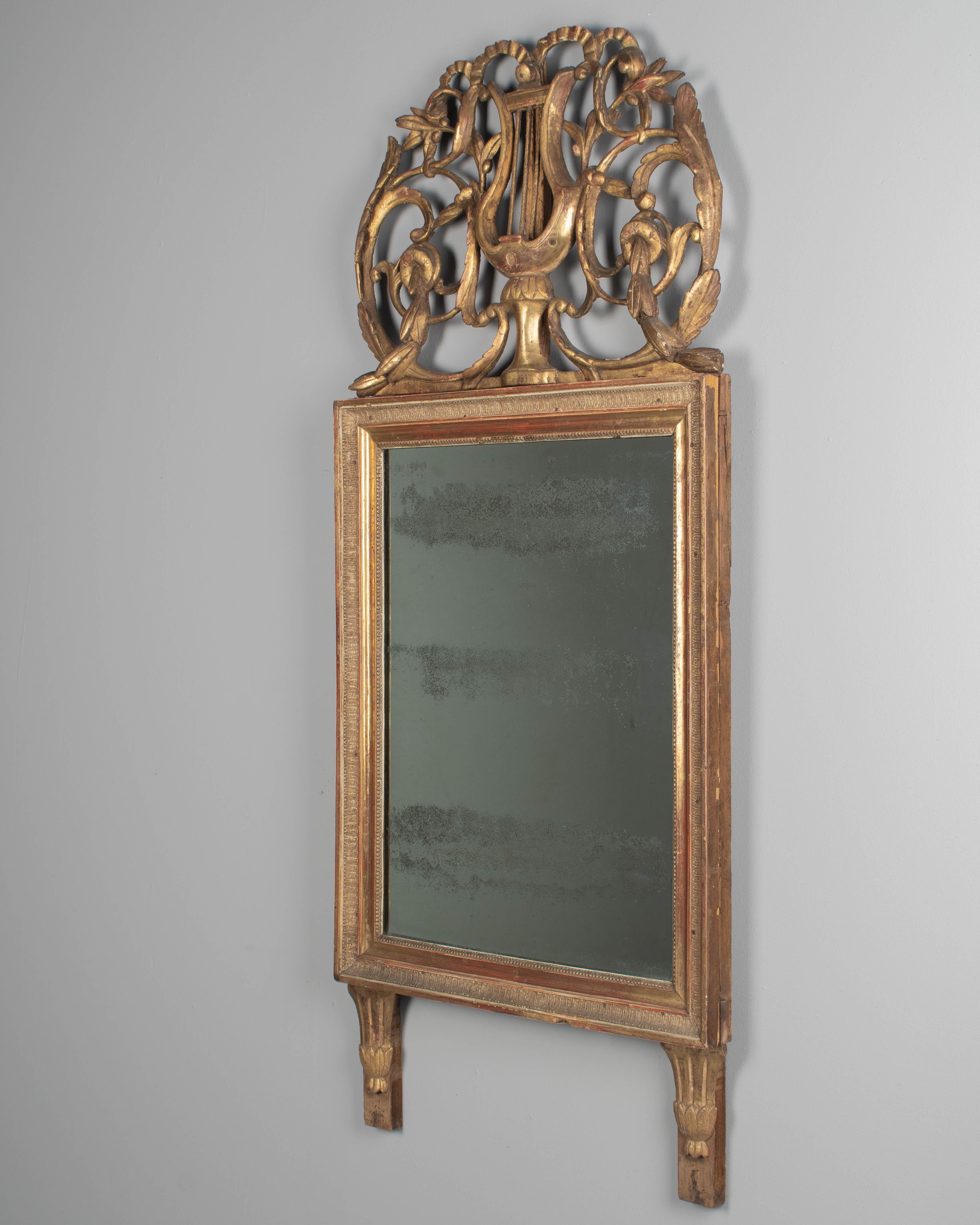 Espejo francés de madera dorada estilo Luis XVI del siglo XVIII Tallado a mano en venta
