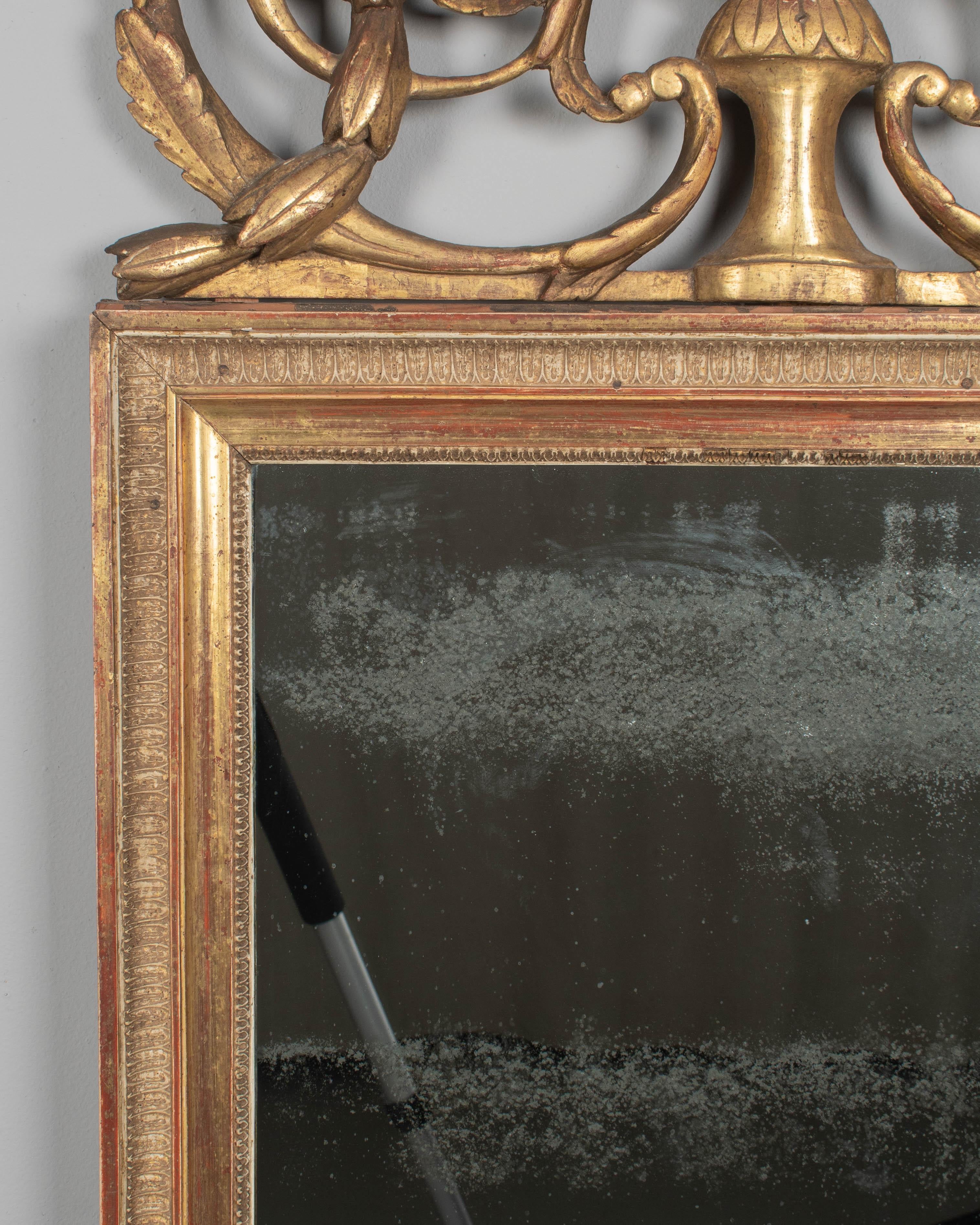 Espejo francés de madera dorada estilo Luis XVI del siglo XVIII en venta 1