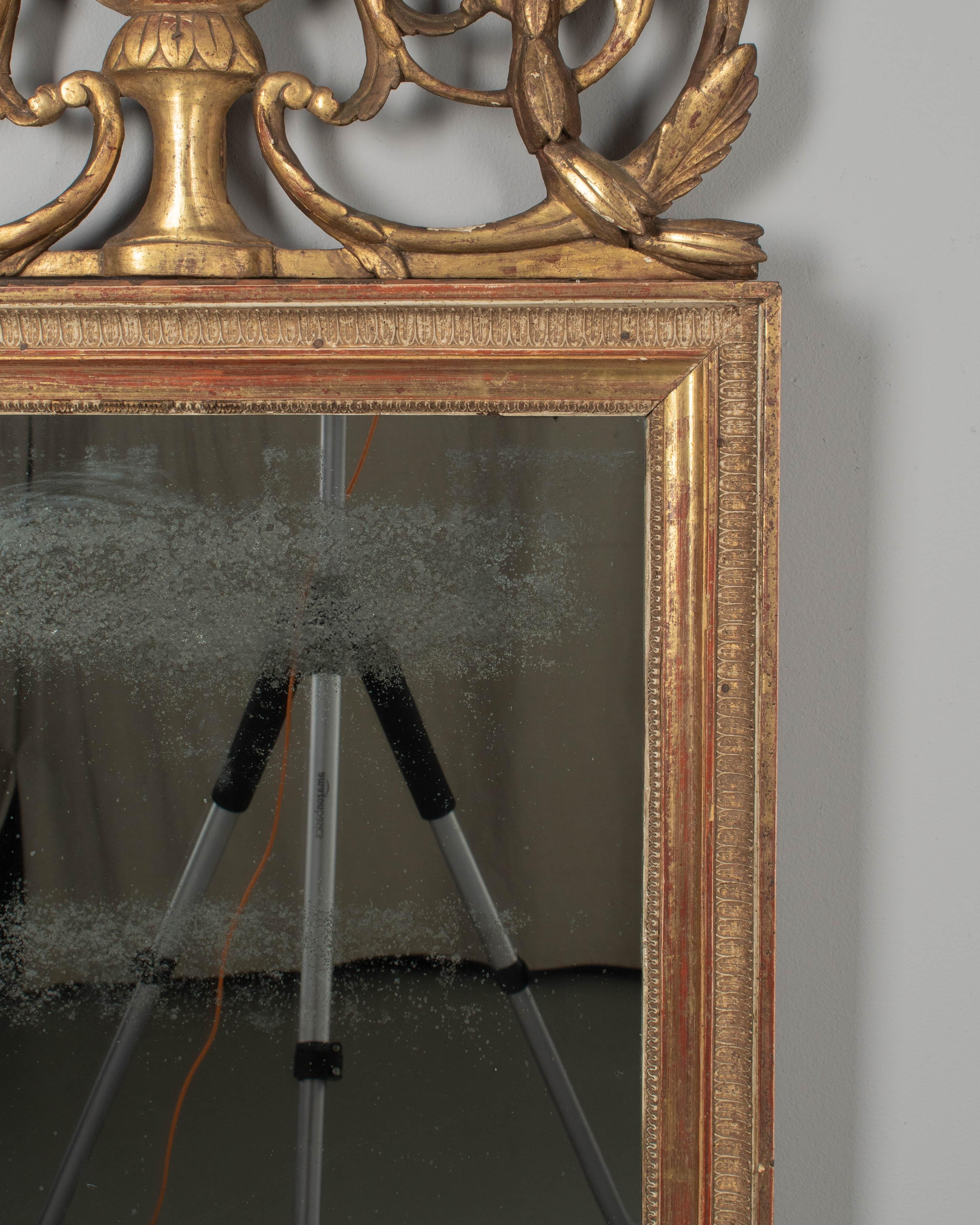 Espejo francés de madera dorada estilo Luis XVI del siglo XVIII en venta 2