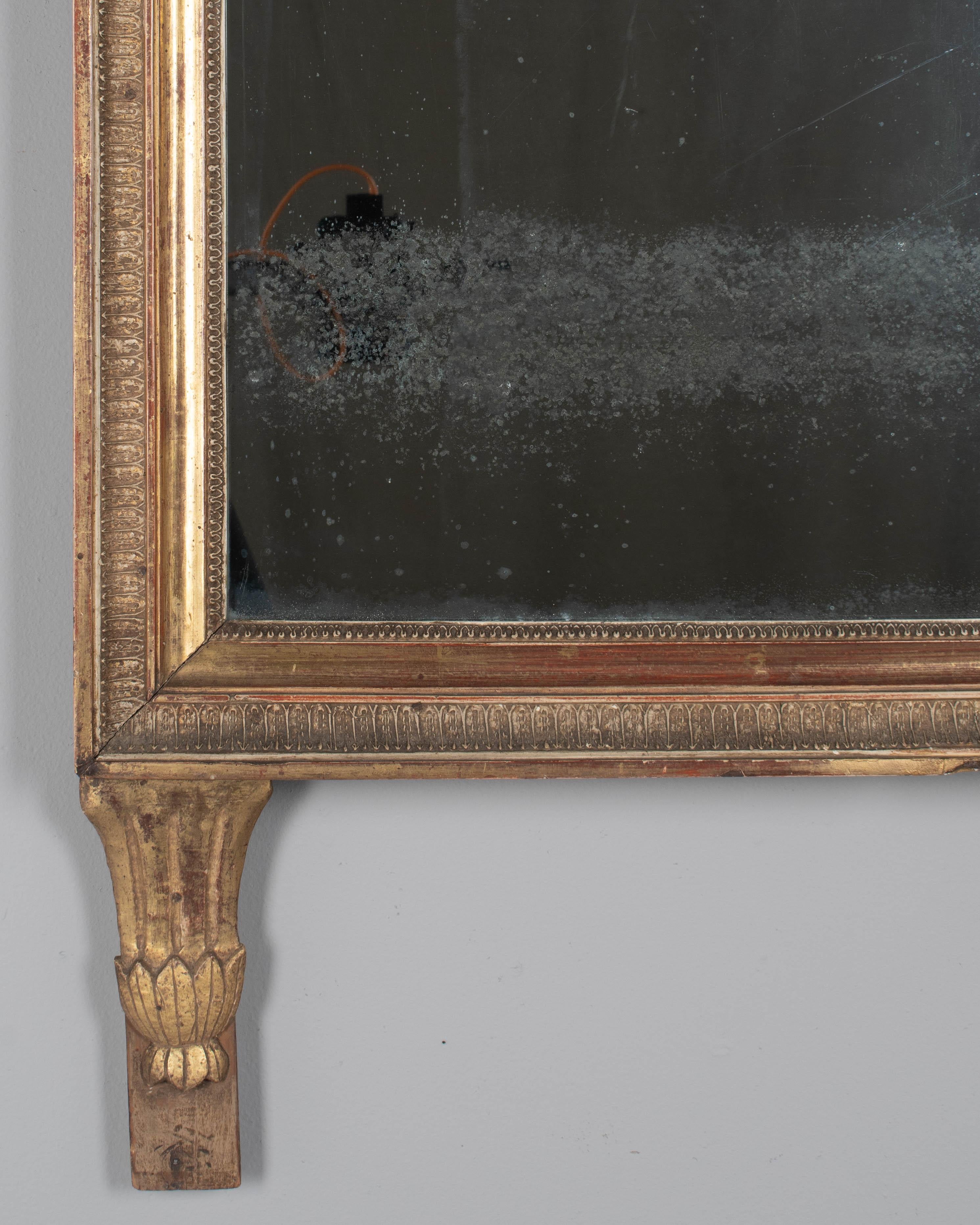 Espejo francés de madera dorada estilo Luis XVI del siglo XVIII en venta 3
