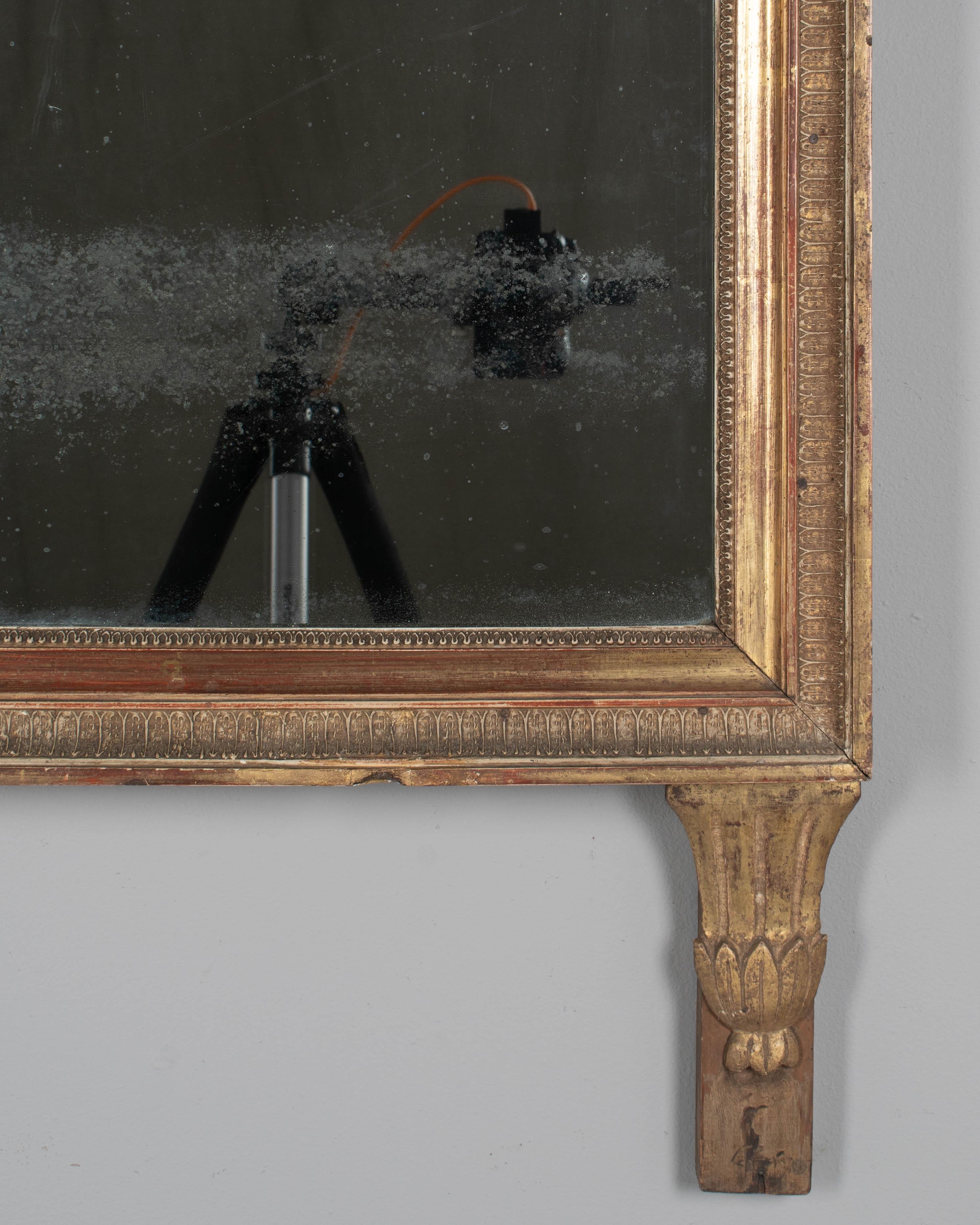 Espejo francés de madera dorada estilo Luis XVI del siglo XVIII en venta 4