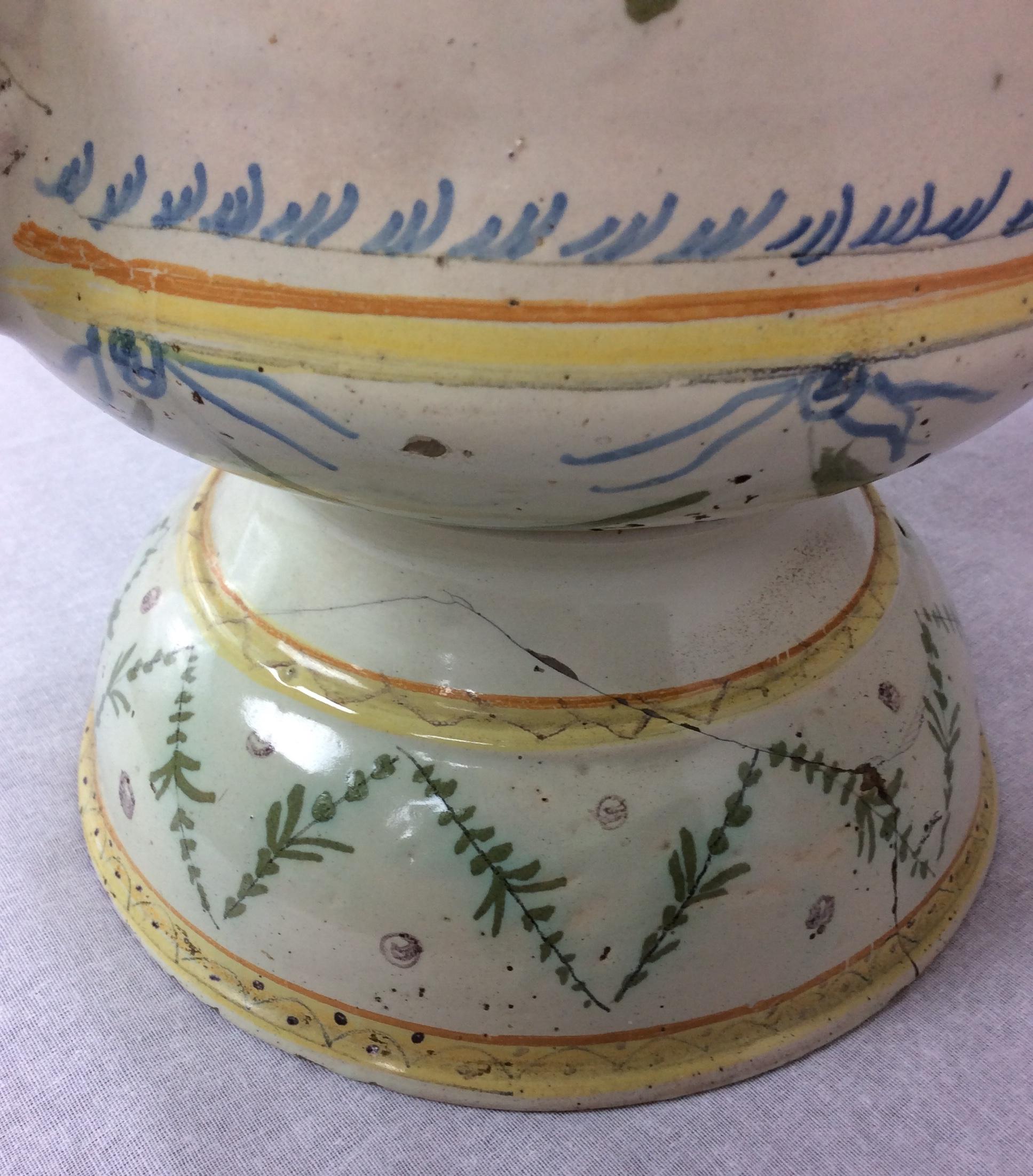 Smaltato Centrotavola in ceramica provenzale francese del XVIII secolo, stile Luigi XVI in vendita