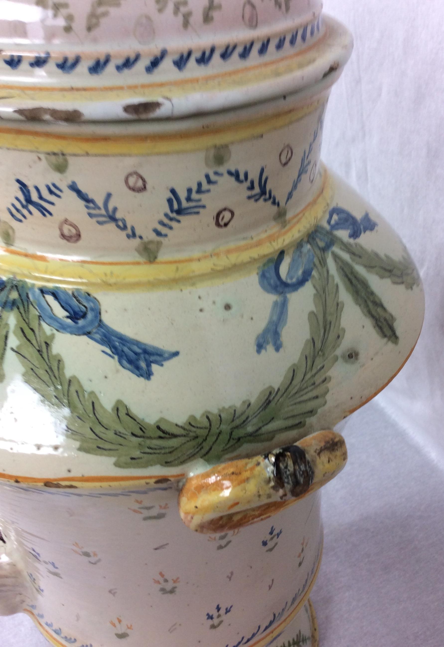 Centrotavola in ceramica provenzale francese del XVIII secolo, stile Luigi XVI In condizioni buone in vendita a Miami, FL