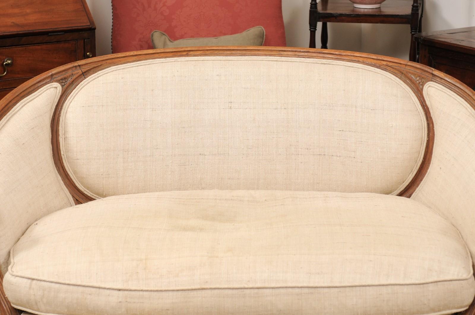 Français Canapé / Love Seat du XVIIIe siècle en noyer de style Louis XVI à dossier incurvé en vente